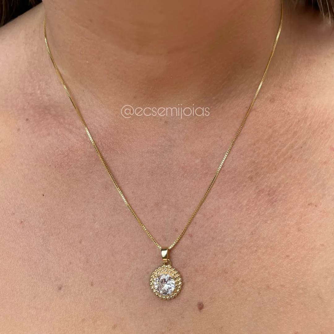 Conjunto de brinco e colar com zircônia redonda maior com bordas bombardeadas - banhado a ouro 18k