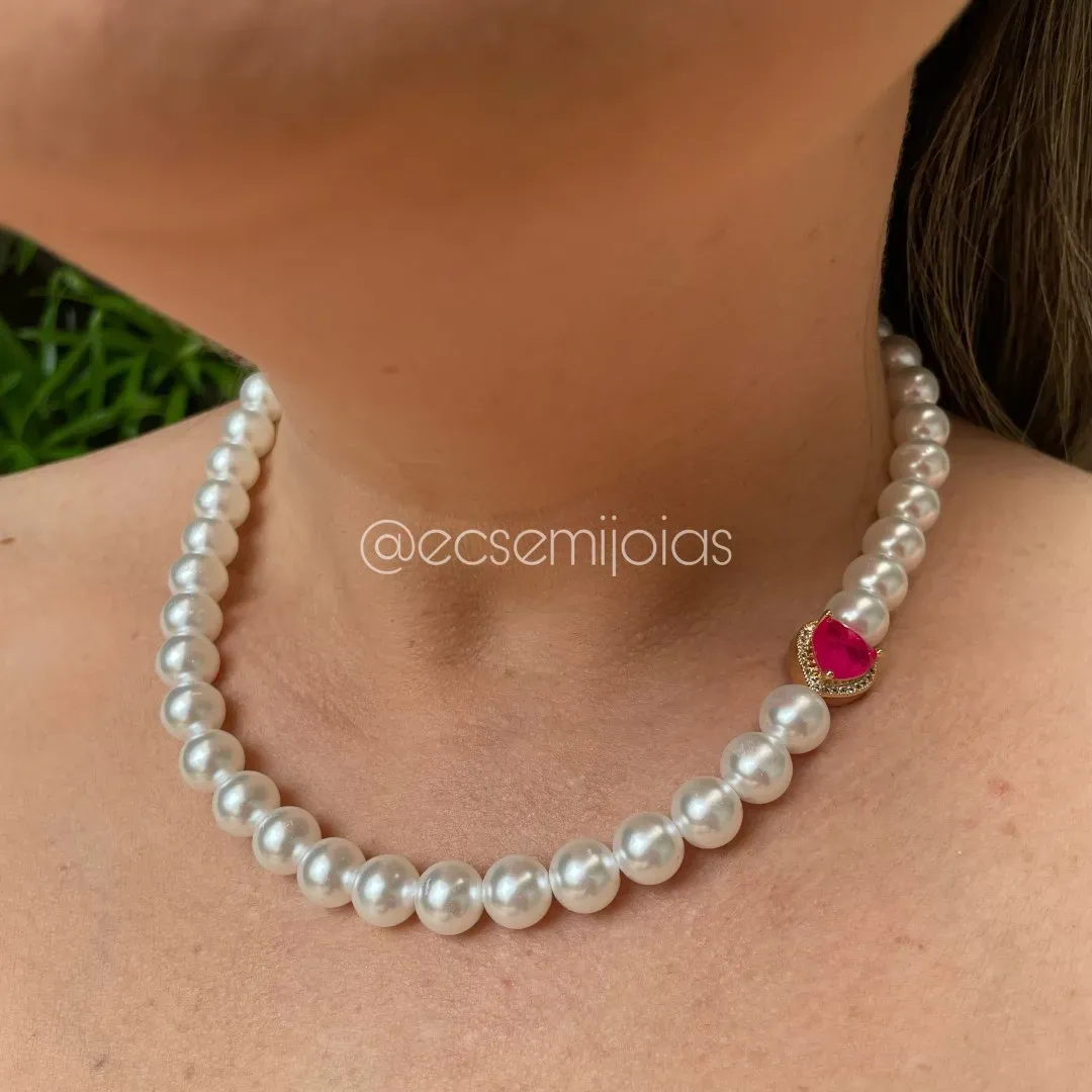 Conjunto de brinco e colar pedra natural de coração cravejado em volta com pérolas shell - 45cm - banhado a ouro 18k