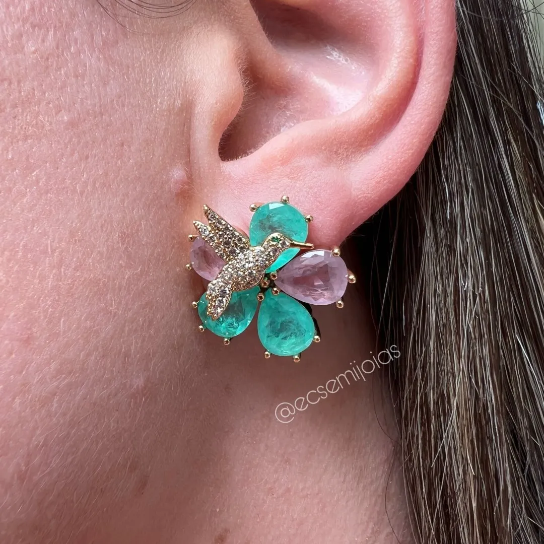 Conjunto anel e brinco com beija flor cravejado e flor em gotas de pedras naturais - banhado a ouro 18k
