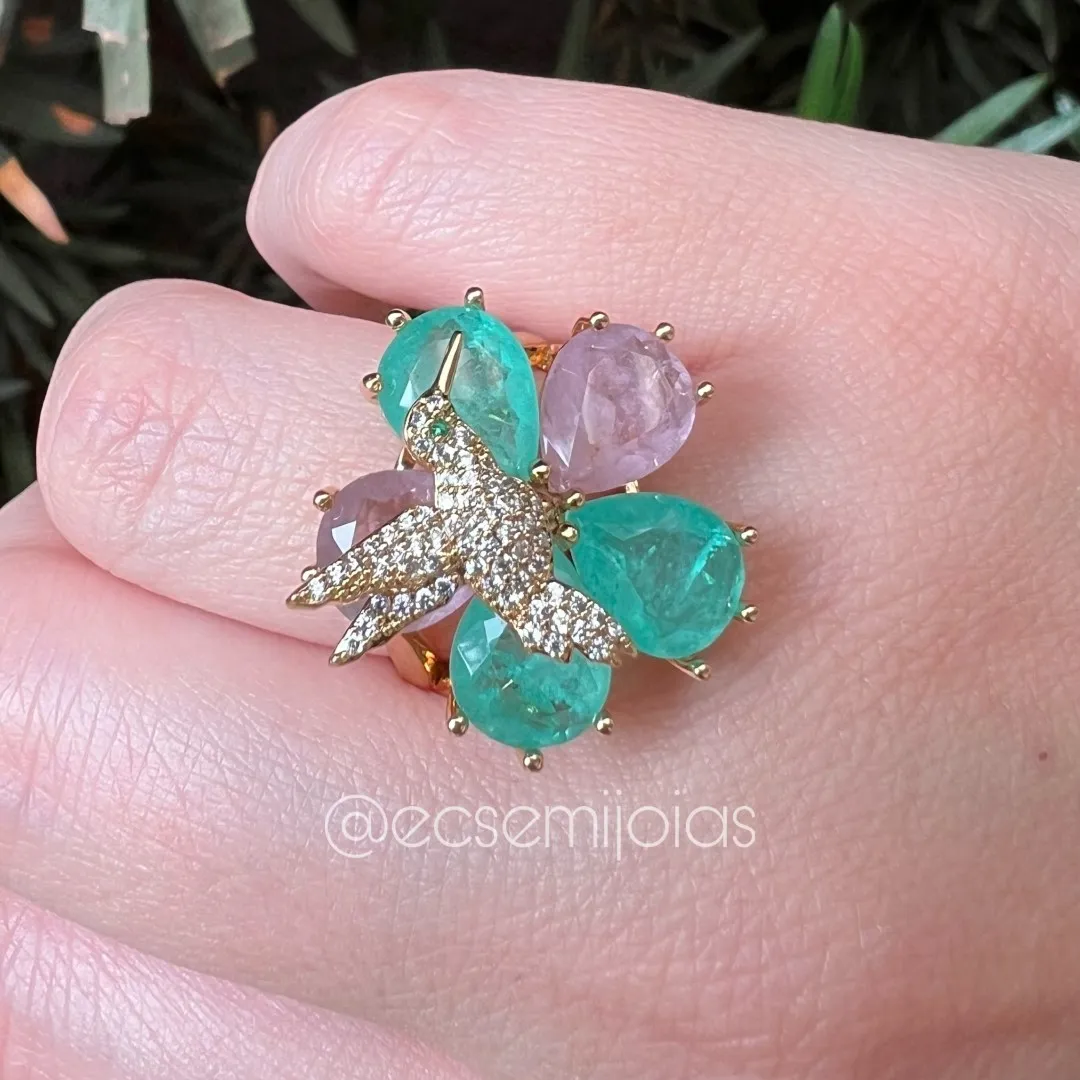 Conjunto anel e brinco com beija flor cravejado e flor em gotas de pedras naturais - banhado a ouro 18k