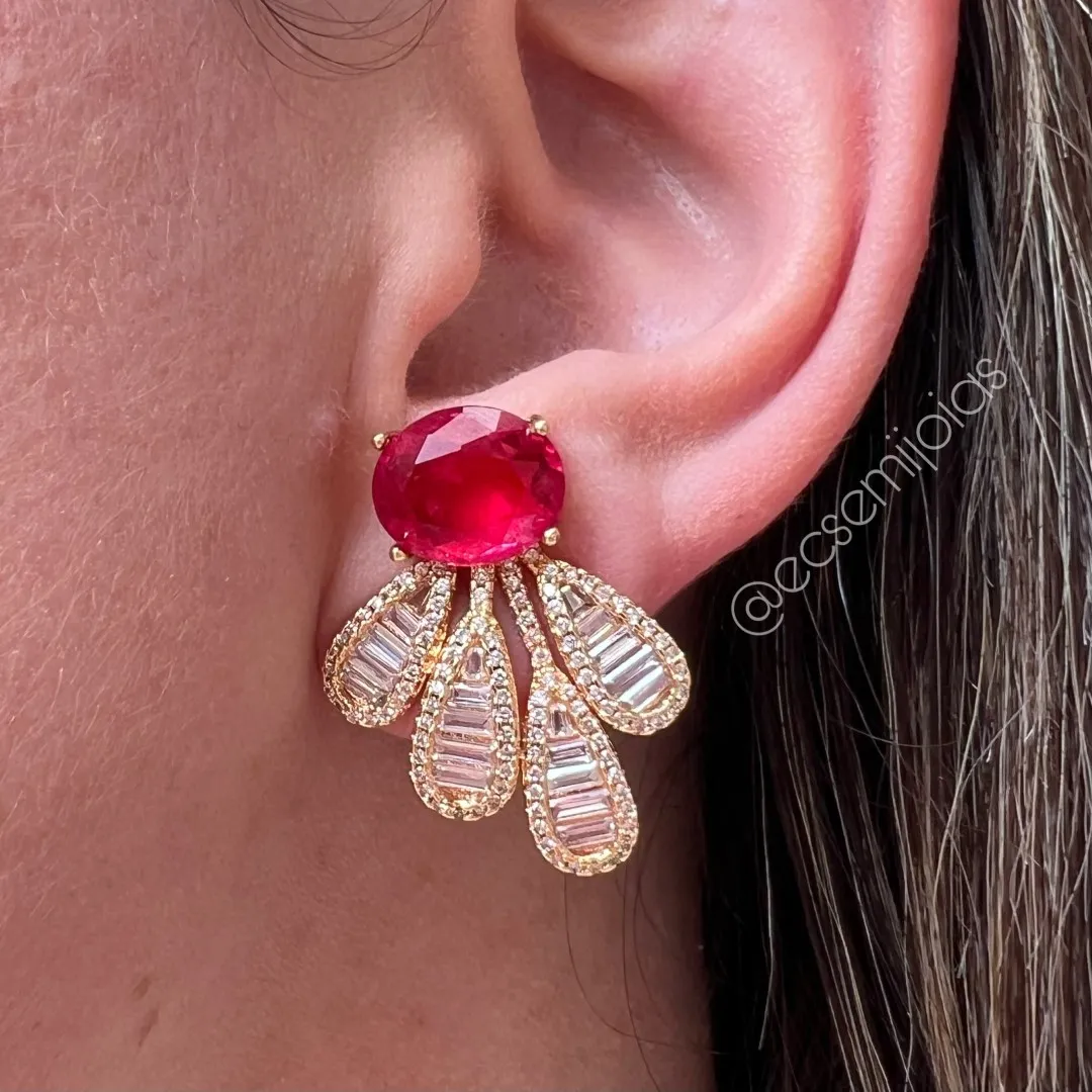Conjunto anel e brinco de flor com pedra natural oval grande, folhas com baguetes e bordas cravejadas - banhado a ouro 18k