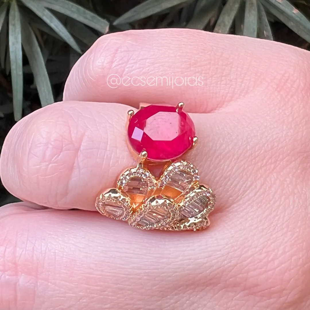 Conjunto anel e brinco de flor com pedra natural oval grande, folhas com baguetes e bordas cravejadas - banhado a ouro 18k