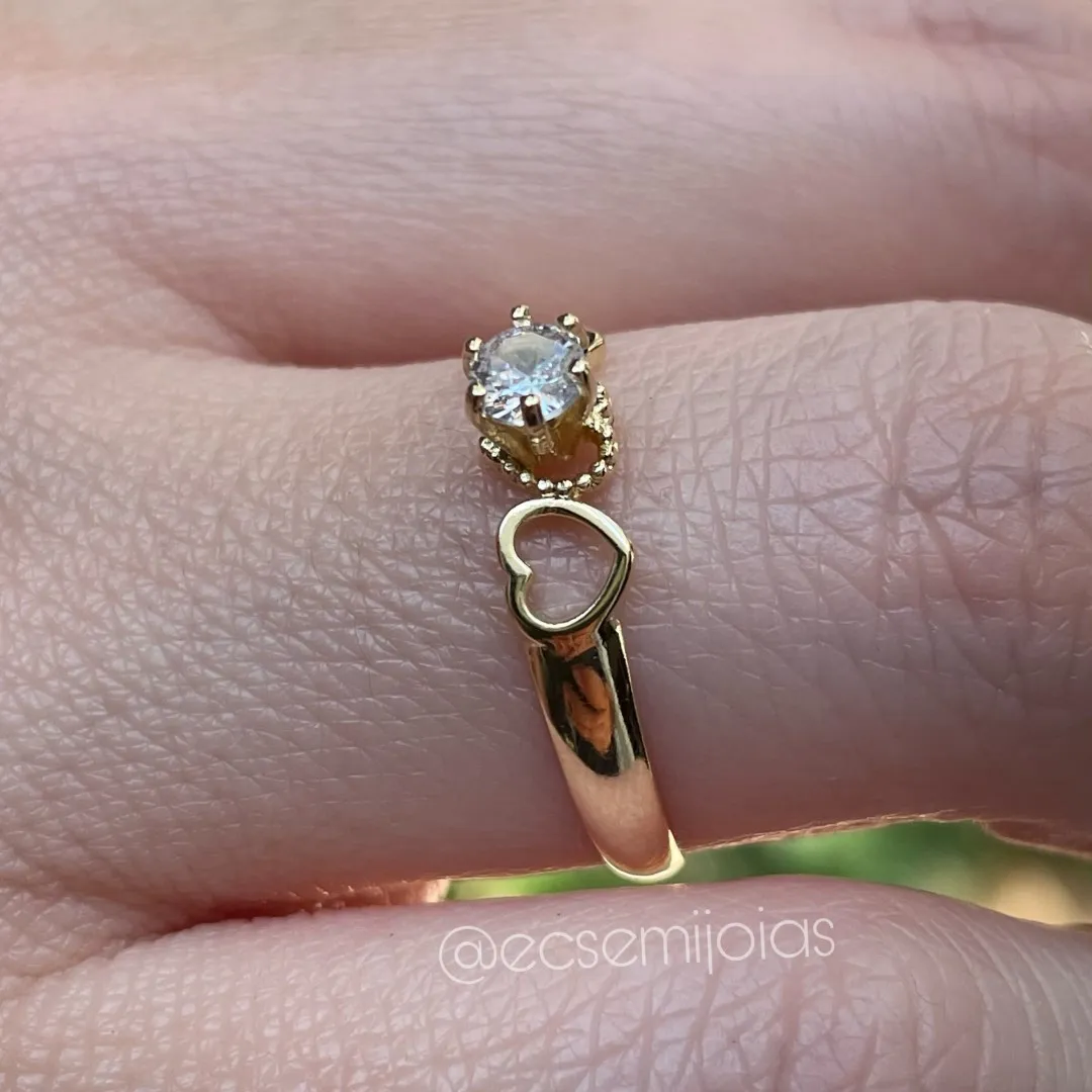 Anel solitário 4mm com corações vazados no aro - banhado a ouro 18k