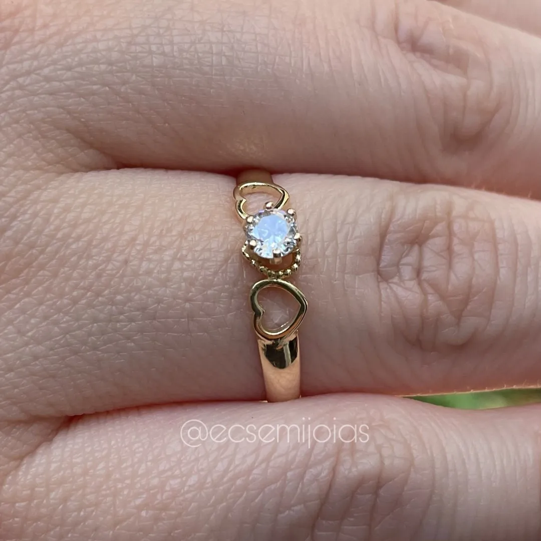 Anel solitário 4mm com corações vazados no aro - banhado a ouro 18k