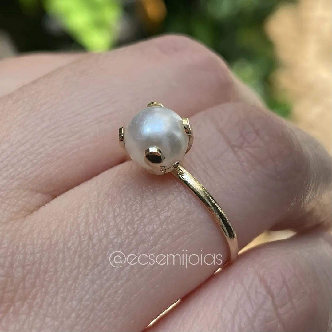 Anel solitário de pérola 8mm com 4 garras  - banhado a ouro 18k