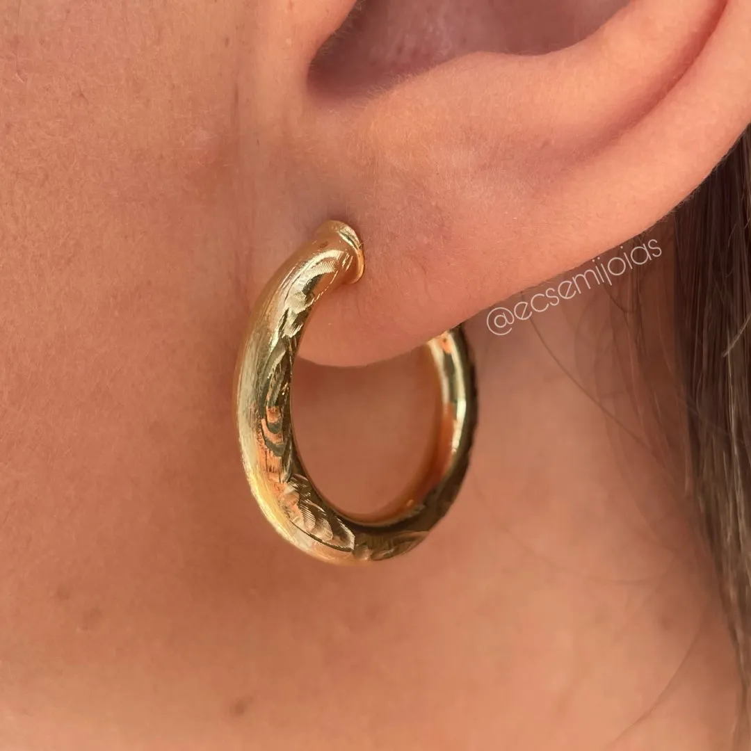 Argola com laterais trabalhadas - 2,5cm - banhado a ouro 18k