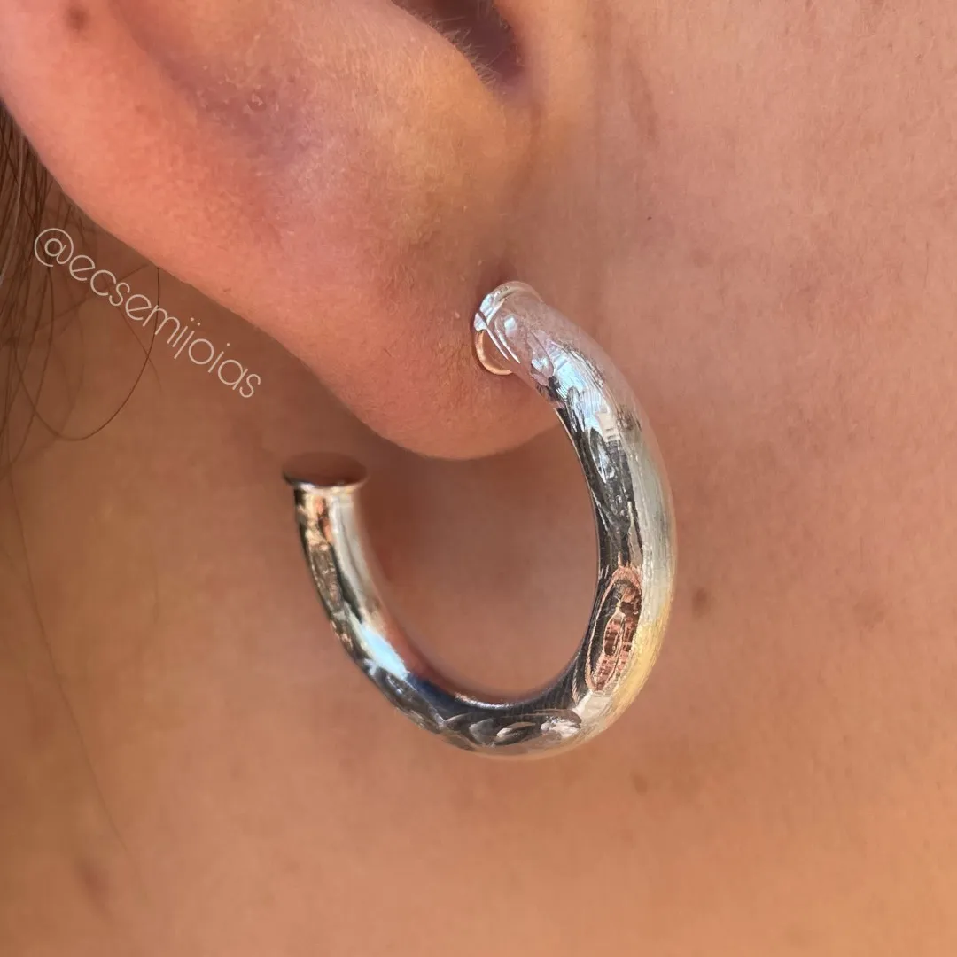 Argola com laterais trabalhadas - 2,5cm - banhado a prata 925
