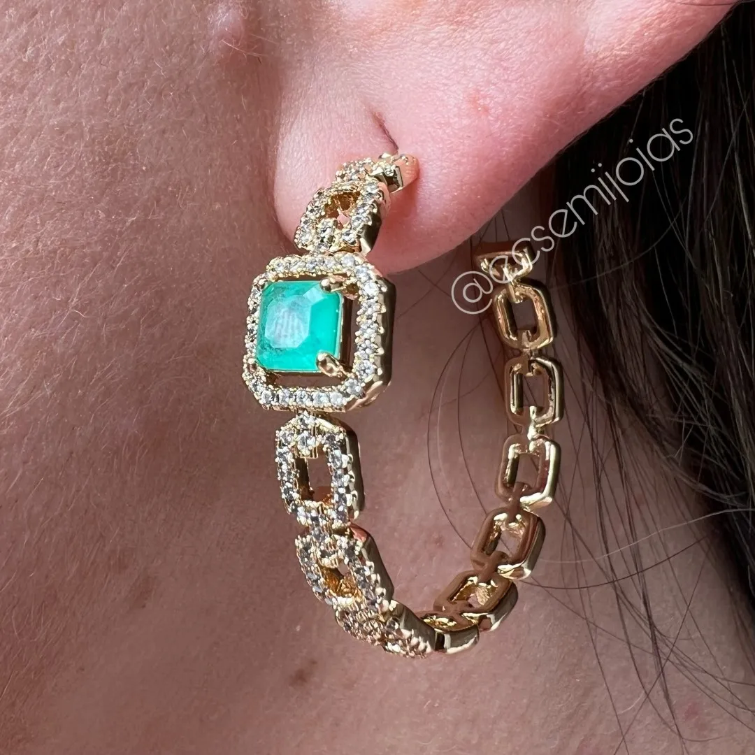 Argola com pedra quadrada centro e elos cravejados vazados - 33mm - banhado a ouro 18k