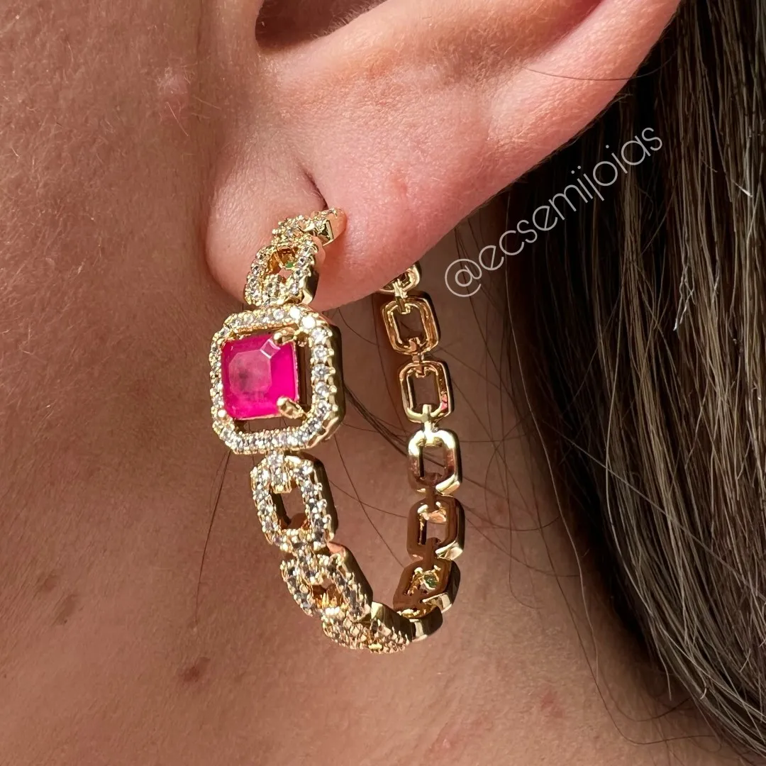 Argola com pedra quadrada centro e elos cravejados vazados - 33mm - banhado a ouro 18k