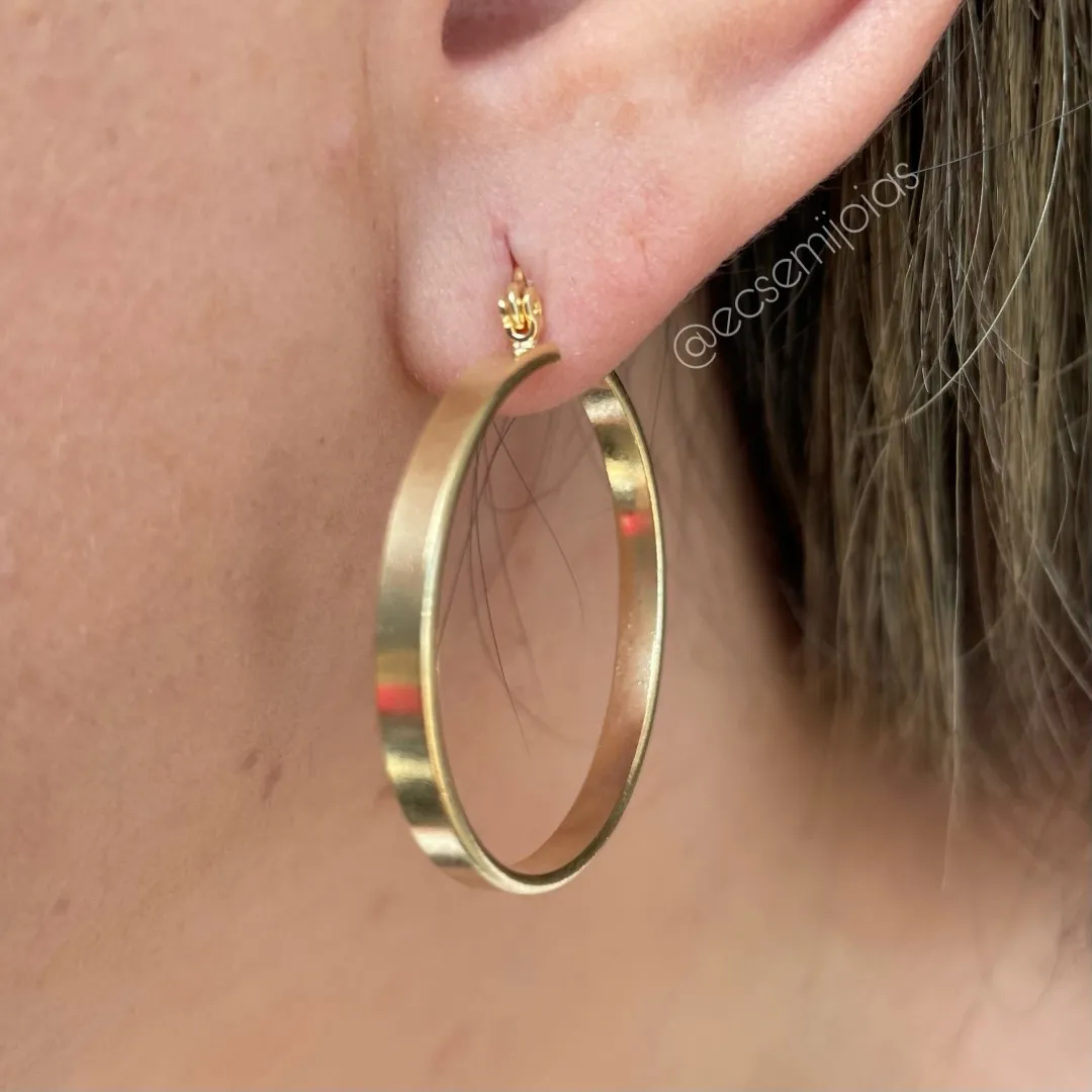 Argola lisa achatada - 3,3cm - banhado a ouro 18k