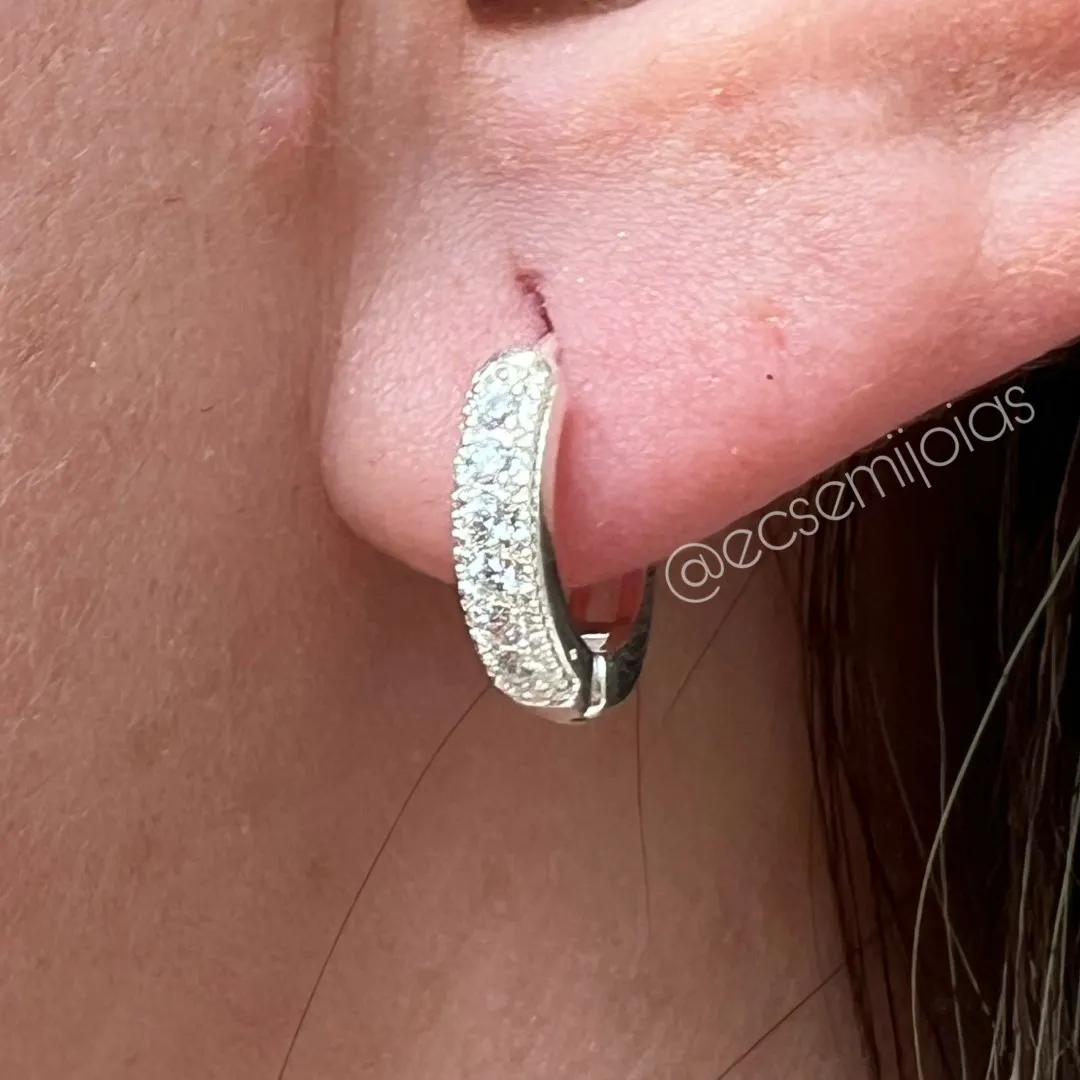 Argola tranqueta com 1 fileira cravejada - 15mm - banhado a prata 925