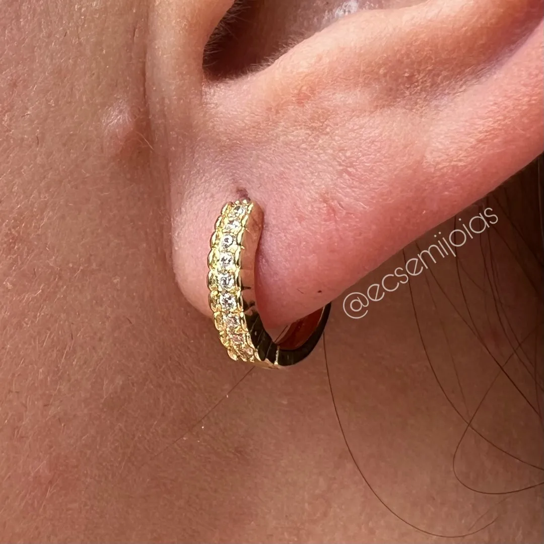 Argola tranqueta com 1 fileira cravejada com bordas e laterais trabalhadas - 14mm - banhado a ouro 18k