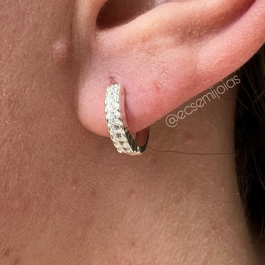 Argola tranqueta com 1 fileira cravejada com bordas e laterais trabalhadas - 14mm - banhado a prata 925