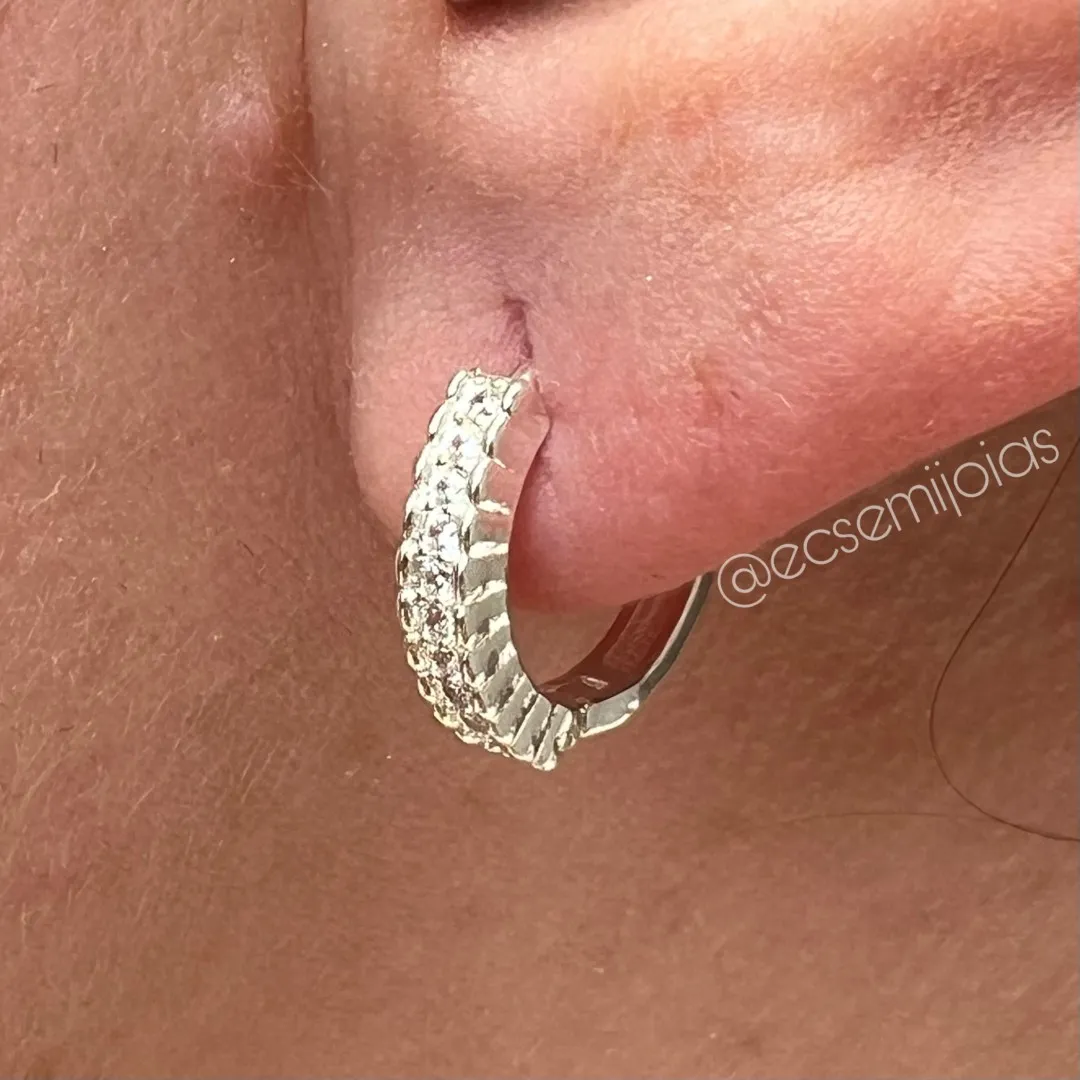 Argola tranqueta com 1 fileira cravejada com bordas e laterais trabalhadas - 15mm - banhado a prata 925