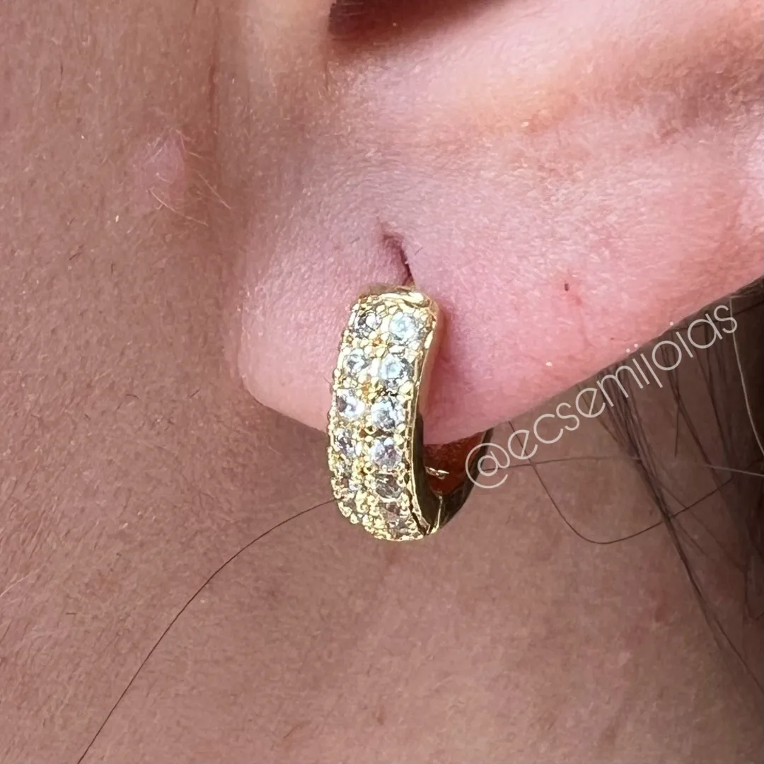 Argola tranqueta com 2 fileiras cravejadas - 15mm - banhado a ouro 18k