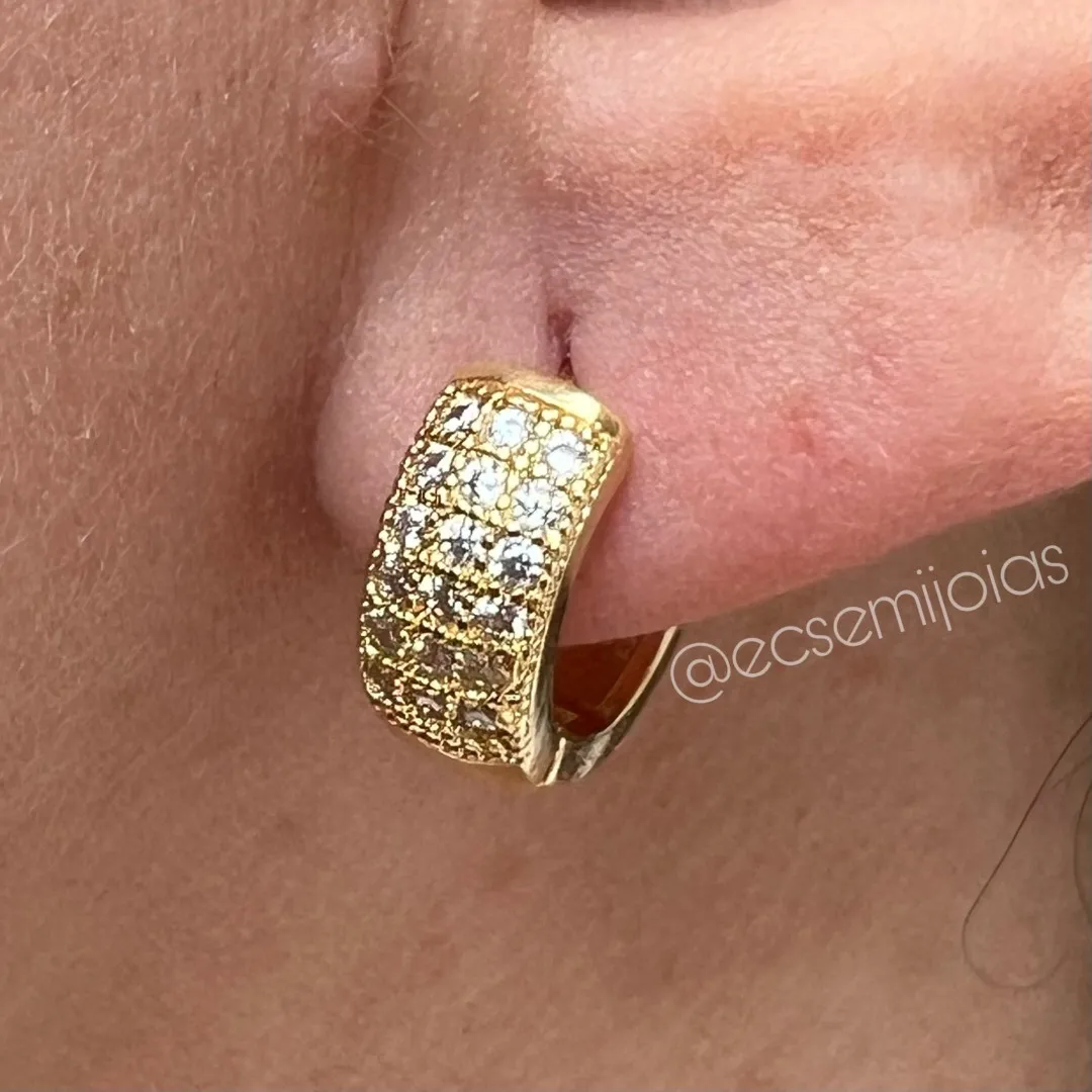 Argola tranqueta com 3 fileiras cravejadas - 15mm - banhado a ouro 18k