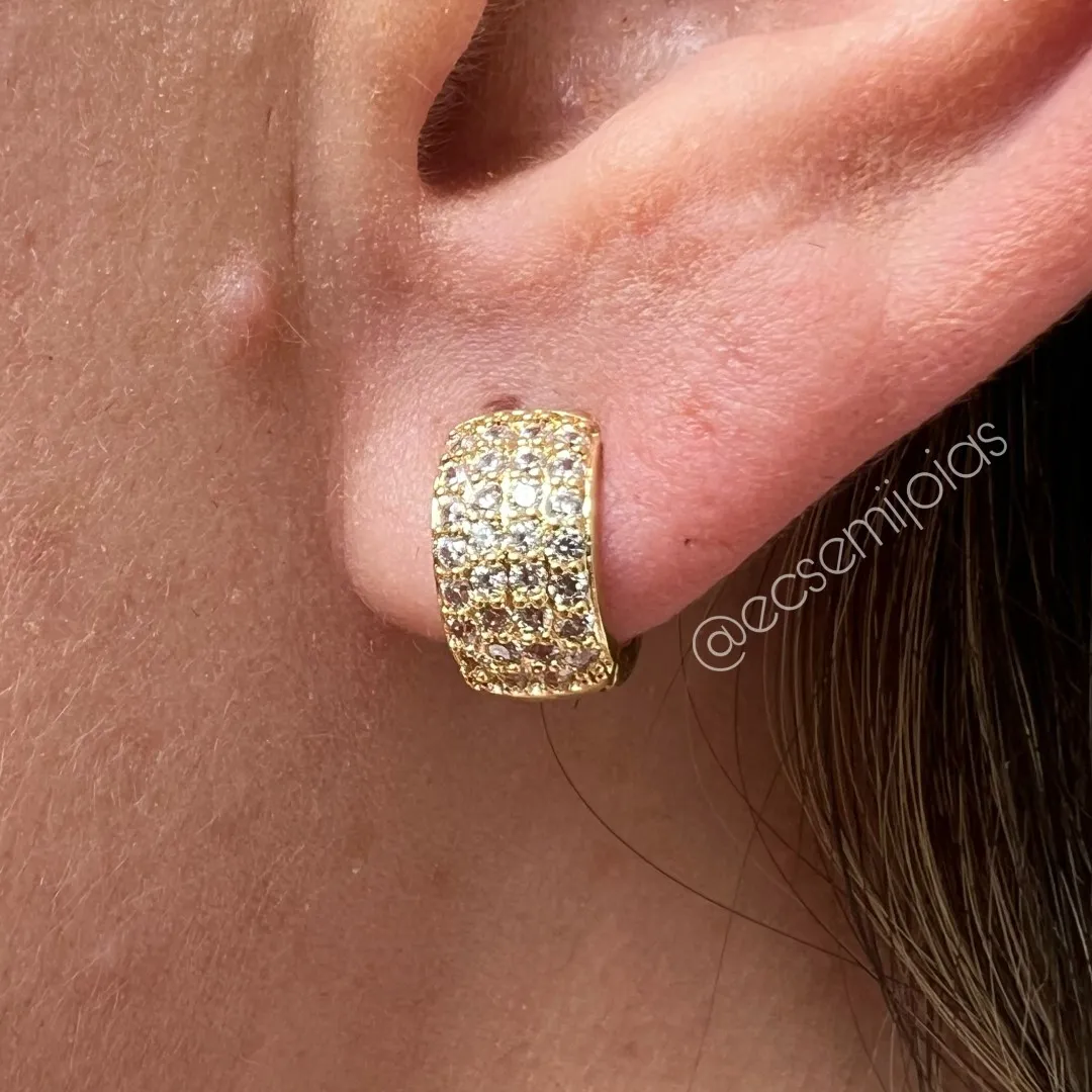 Argola tranqueta com 4 fileiras cravejadas - 12mm - banhado a ouro 18k