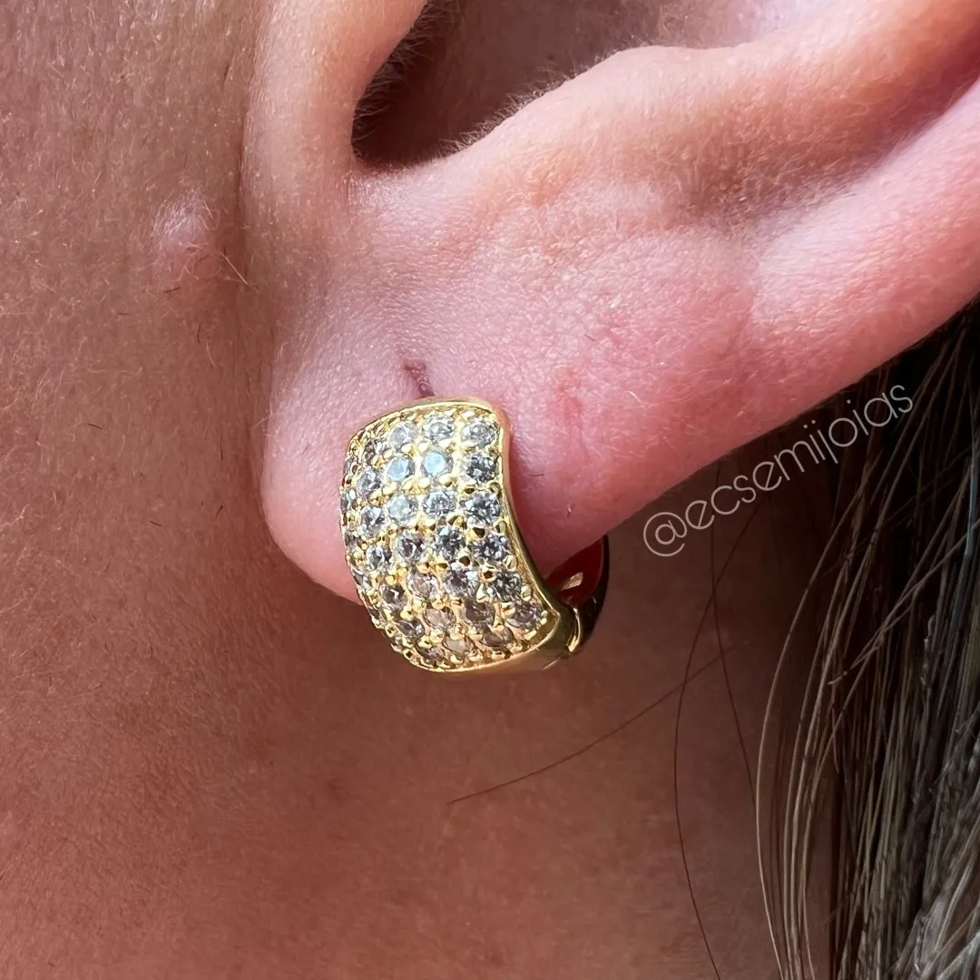 Argola tranqueta com 5 fileiras cravejadas - 13mm - banhado a ouro 18k