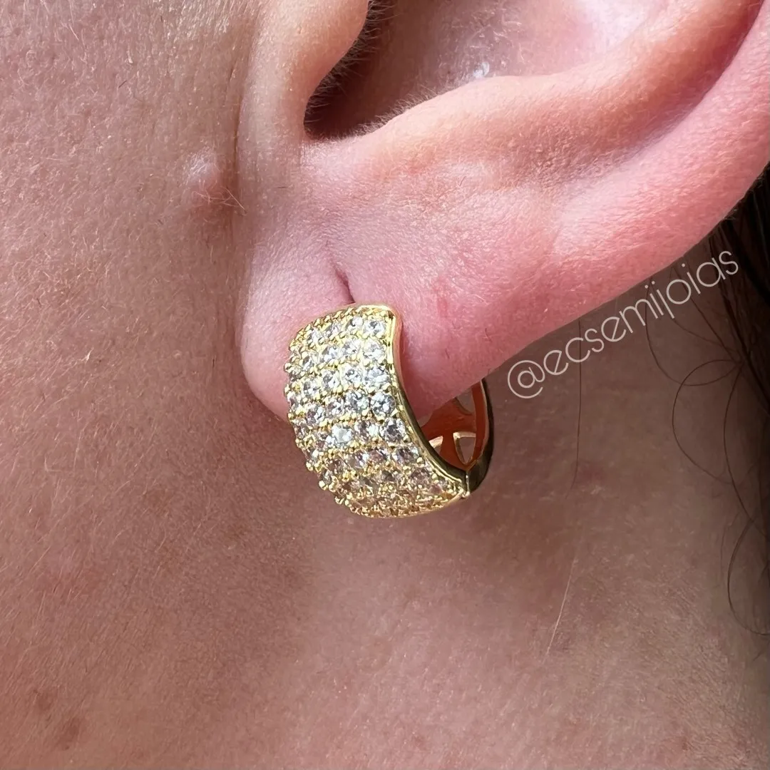 Argola tranqueta com 5 fileiras cravejadas - 15mm - banhado a ouro 18k