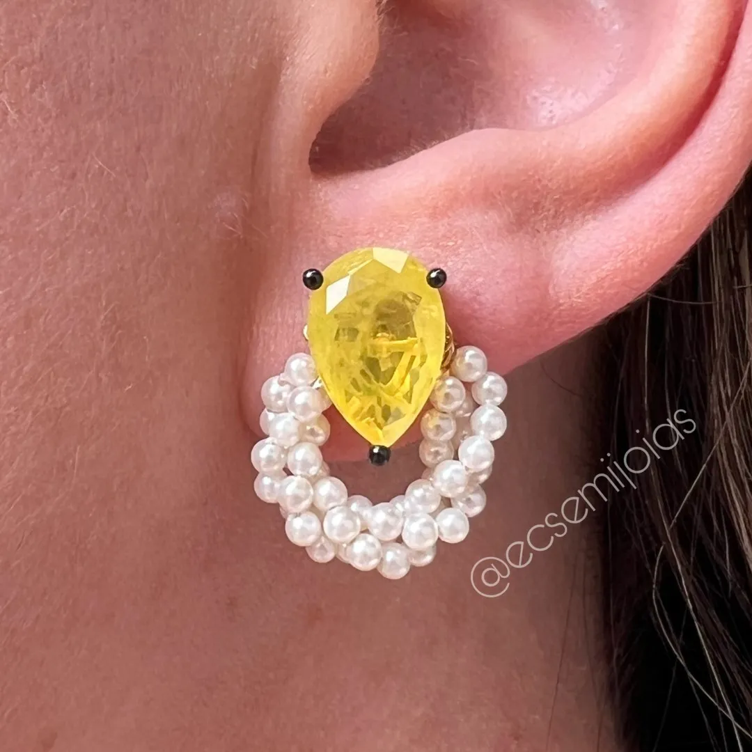 Brinco com pedra natural gota e leque de pérolas em baixo - banhado a ouro 18k