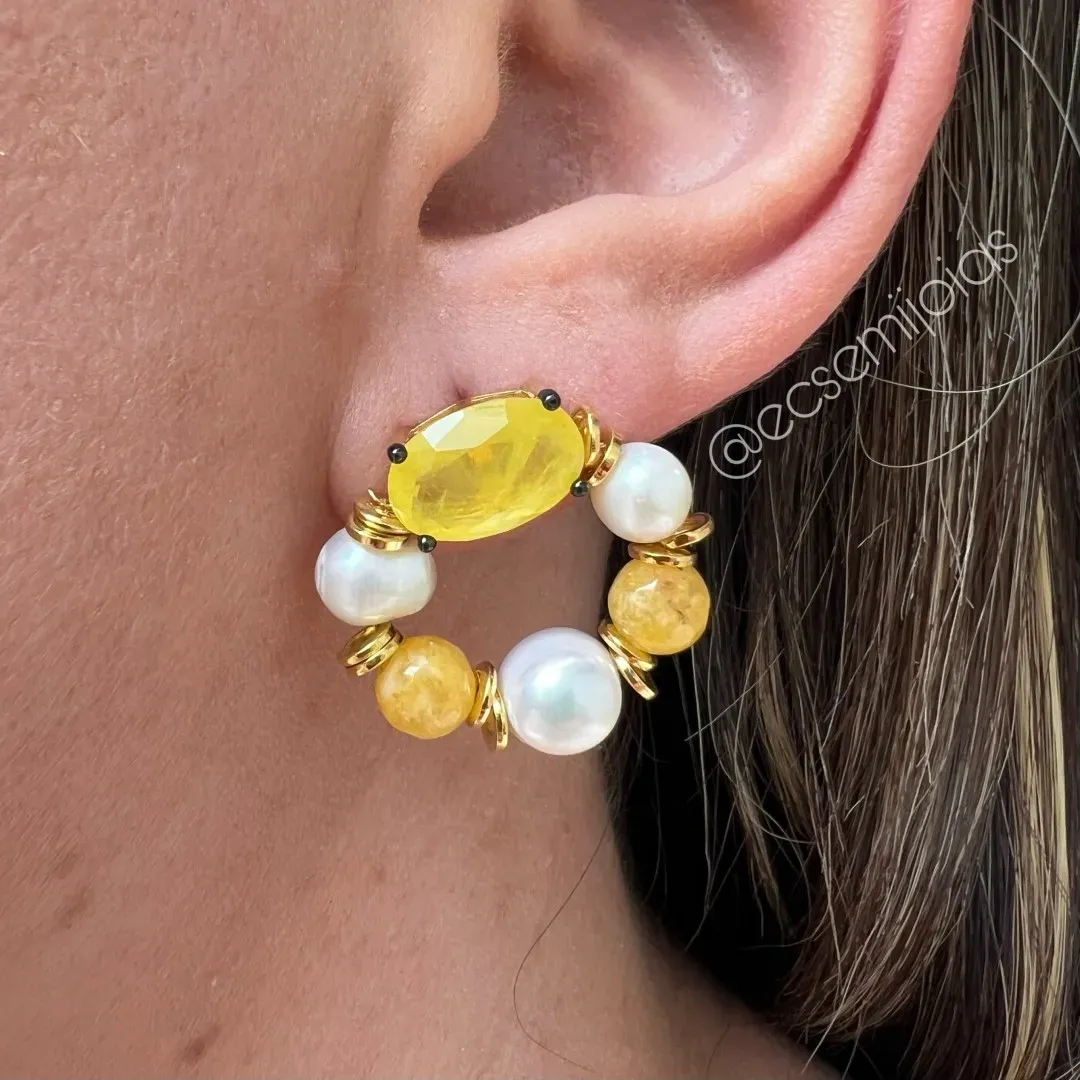 Brinco com pedra natural oval + pedras naturais redondas menores + pérolas de água doce - banhado a ouro 18k