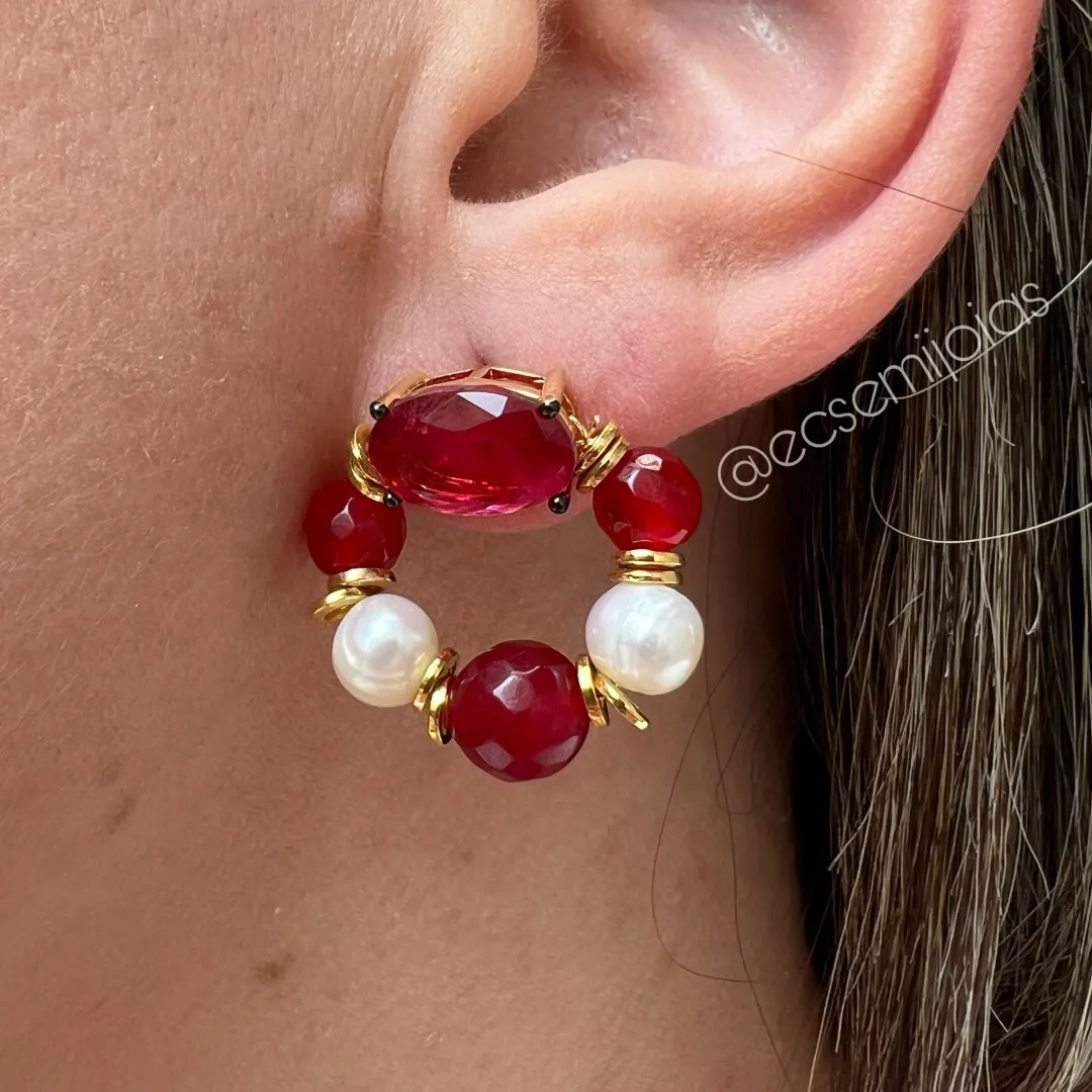 Brinco com pedra natural oval + pedras naturais redondas menores + pérolas de água doce - banhado a ouro 18k