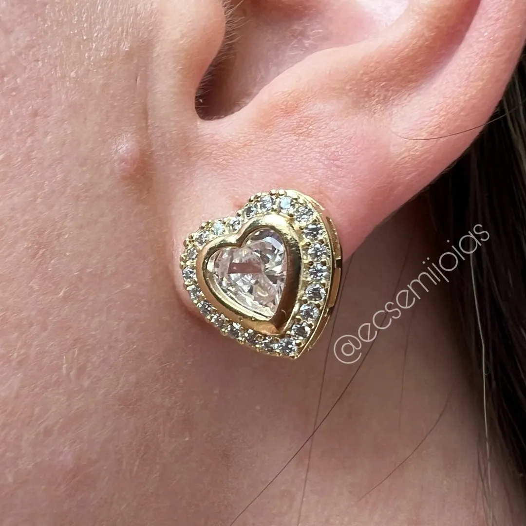 Brinco de coração com zircônia maior no centro com borda cravejada - 14mm - banhado a ouro 18k