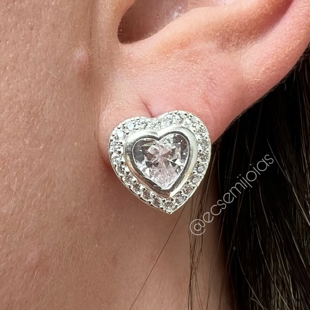 Brinco de coração com zircônia maior no centro com borda cravejada - 14mm - banhado a prata 925