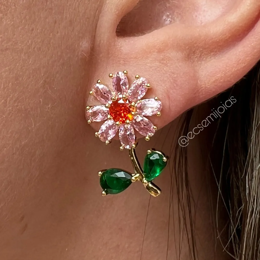 Brinco de flor com zircônias maiores ovais, gotas e redonda - banhado a ouro 18k