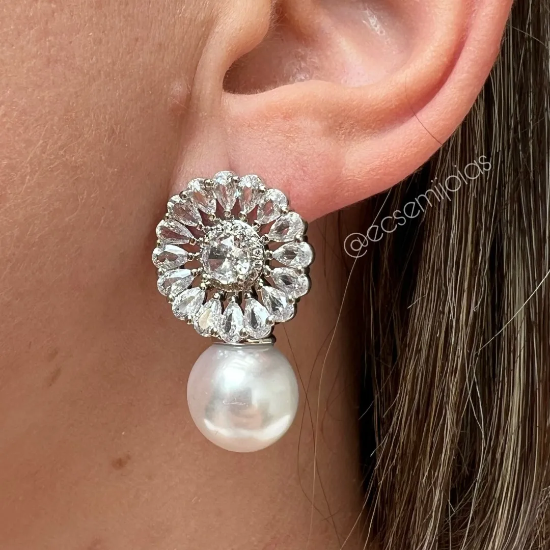 Brinco flor redonda com zircônia maior no centro com gotas em volta + pérola shell - banhado a prata 925