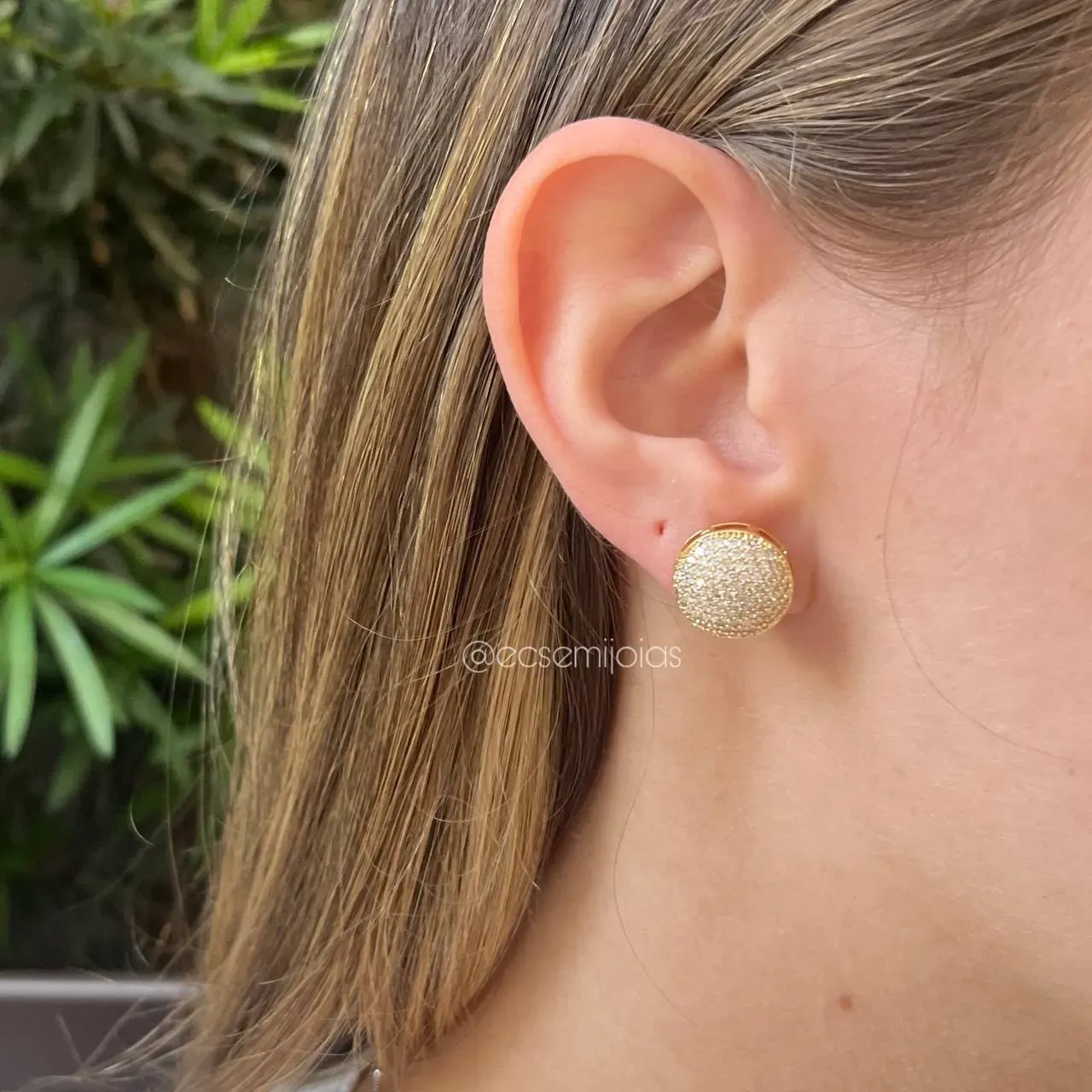 Brinco redondo cravejado - banhado a ouro 18k