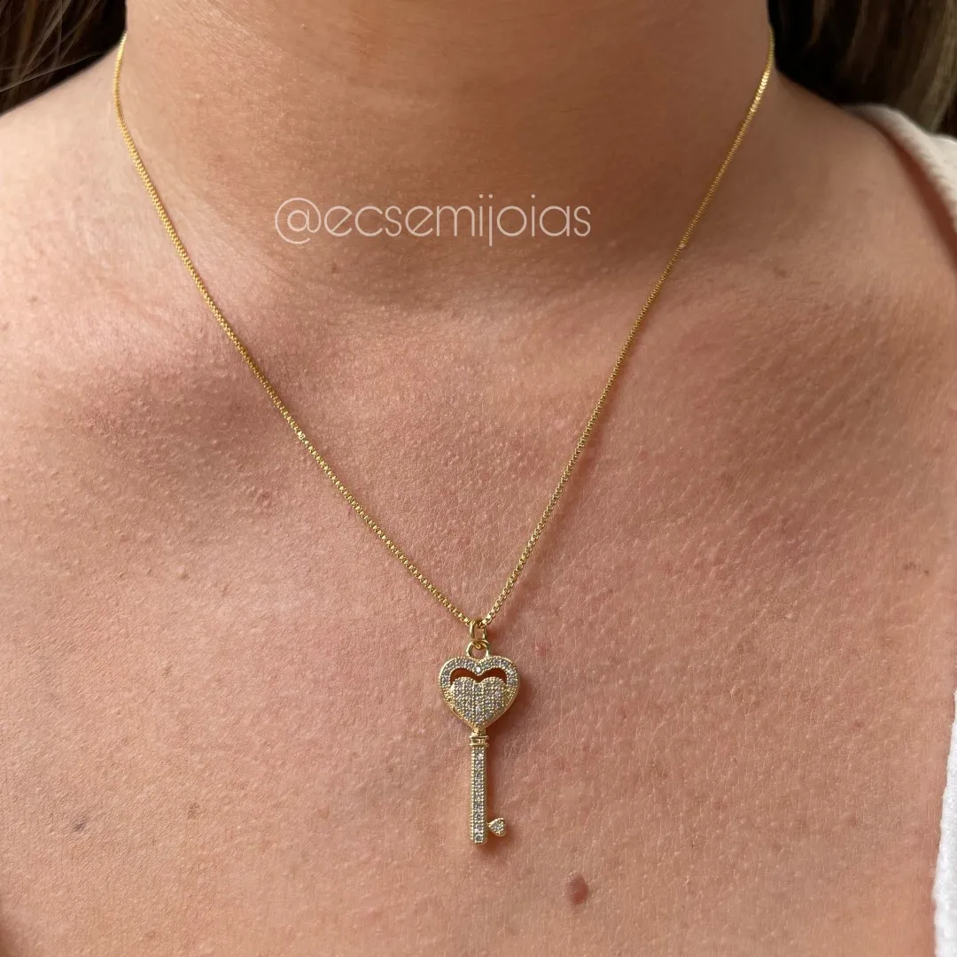 Colar com chave cravejada com coração - banhado a ouro 18k