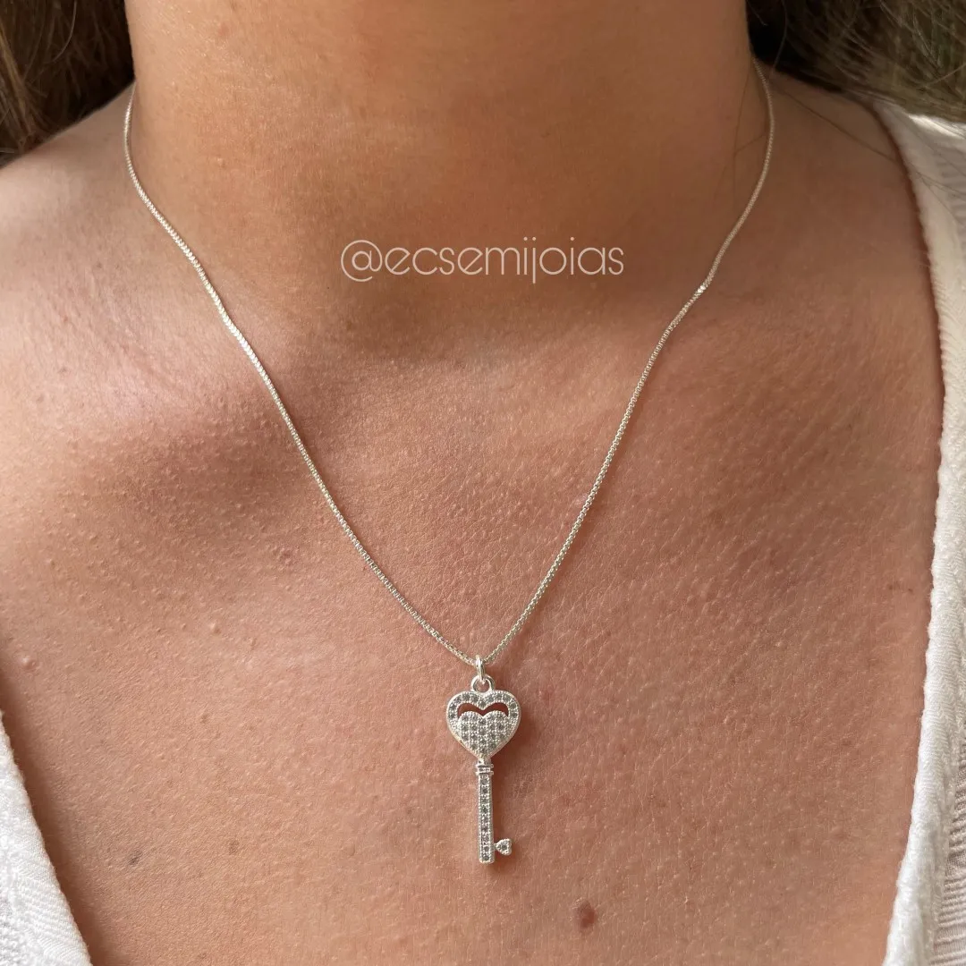 Colar com chave cravejada com coração - banhado a prata 925