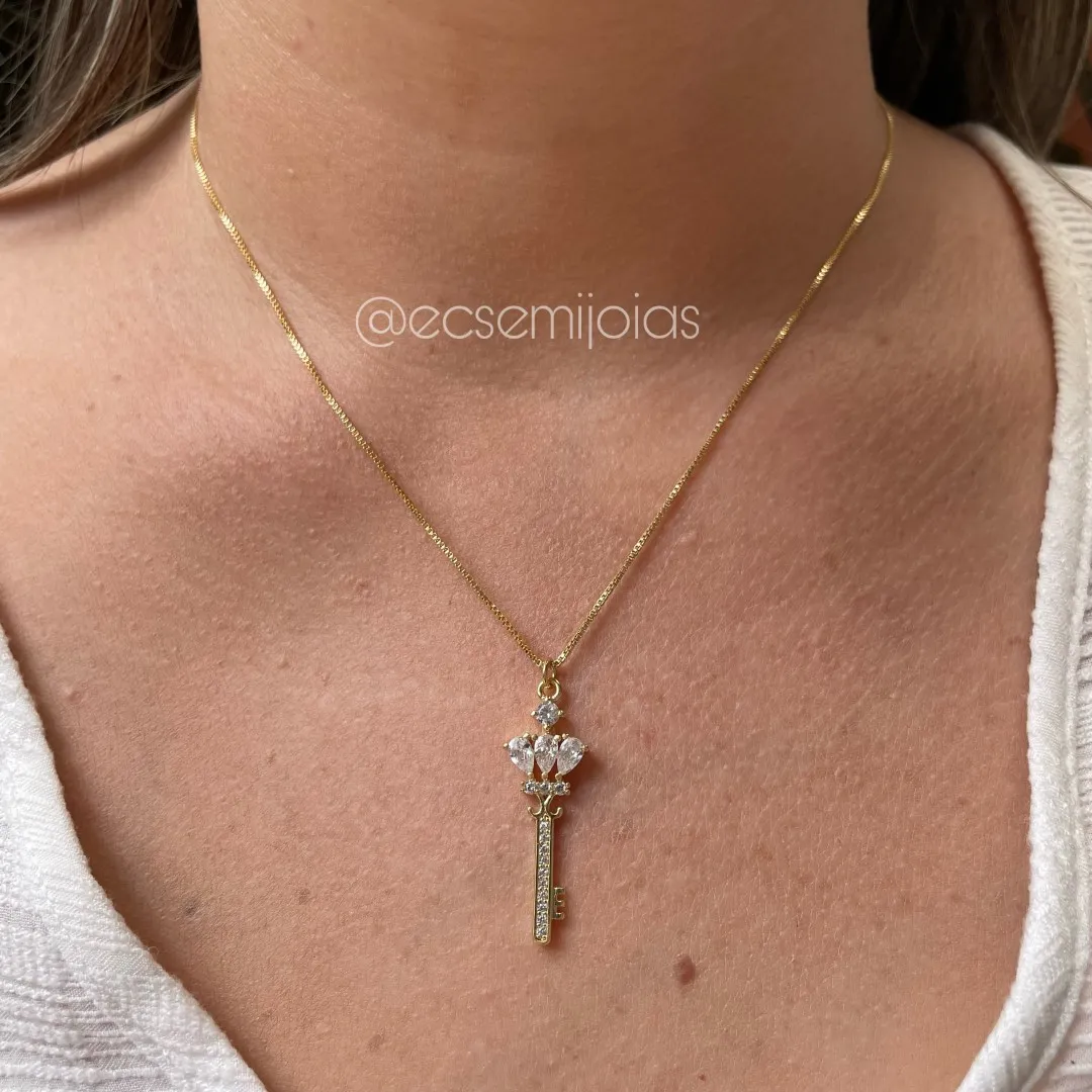 Colar com chave cravejada com zircônias gotas - banhado a ouro 18k