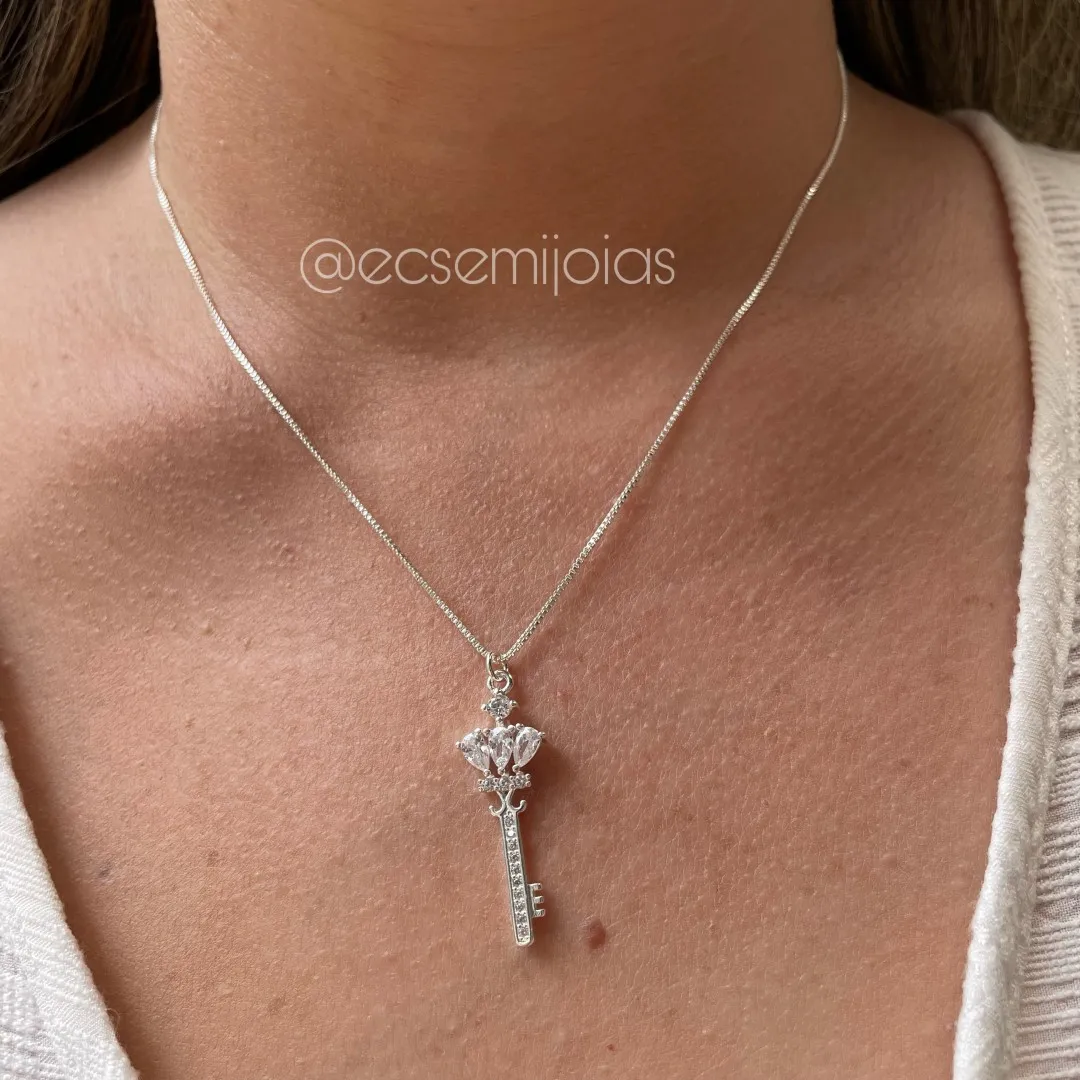 Colar com chave cravejada com zircônias gotas - banhado a prata 925