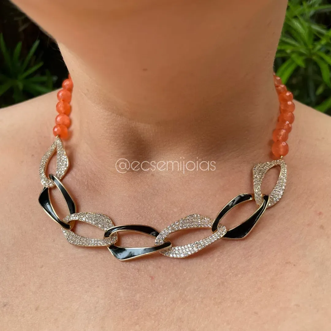 Colar com elos grandes cravejados e resinados, com pedras naturais redondas - banhado a ouro 18k
