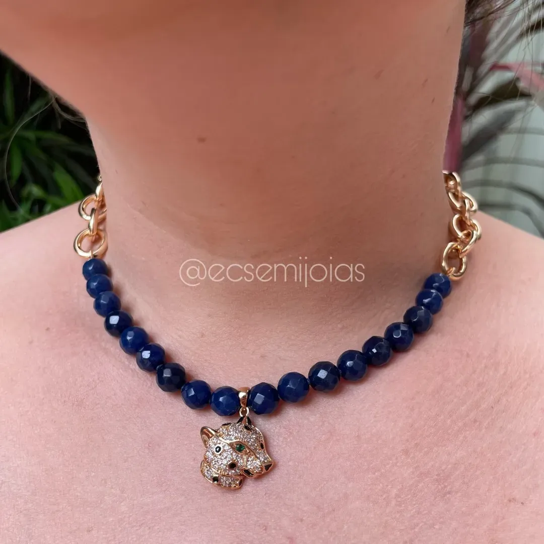 Colar com pantera cravejada com pedras naturais redondas - banhado a ouro 18k