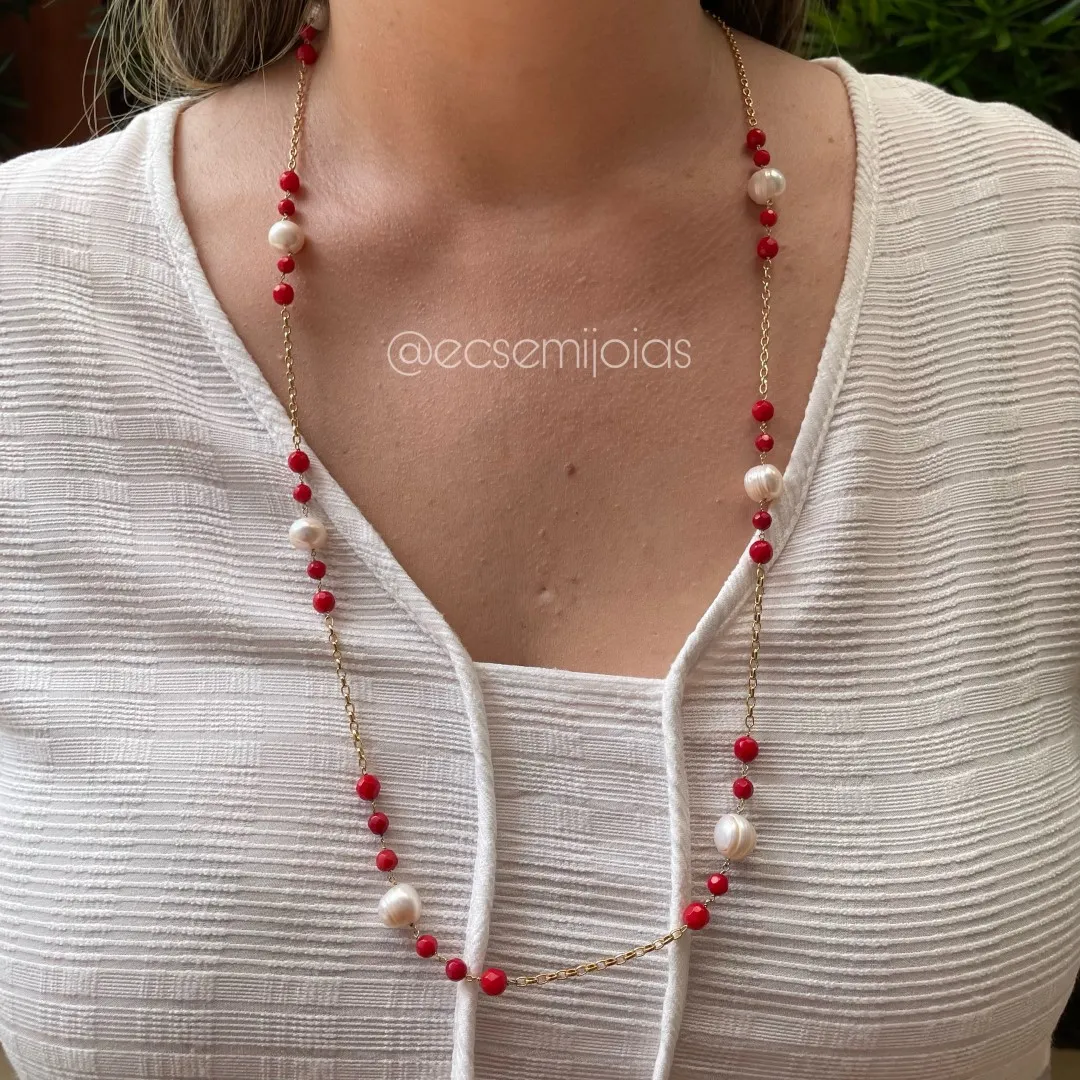 Colar longo com com pérolas de água doce e pedras naturais redondas - banhado a ouro 18k