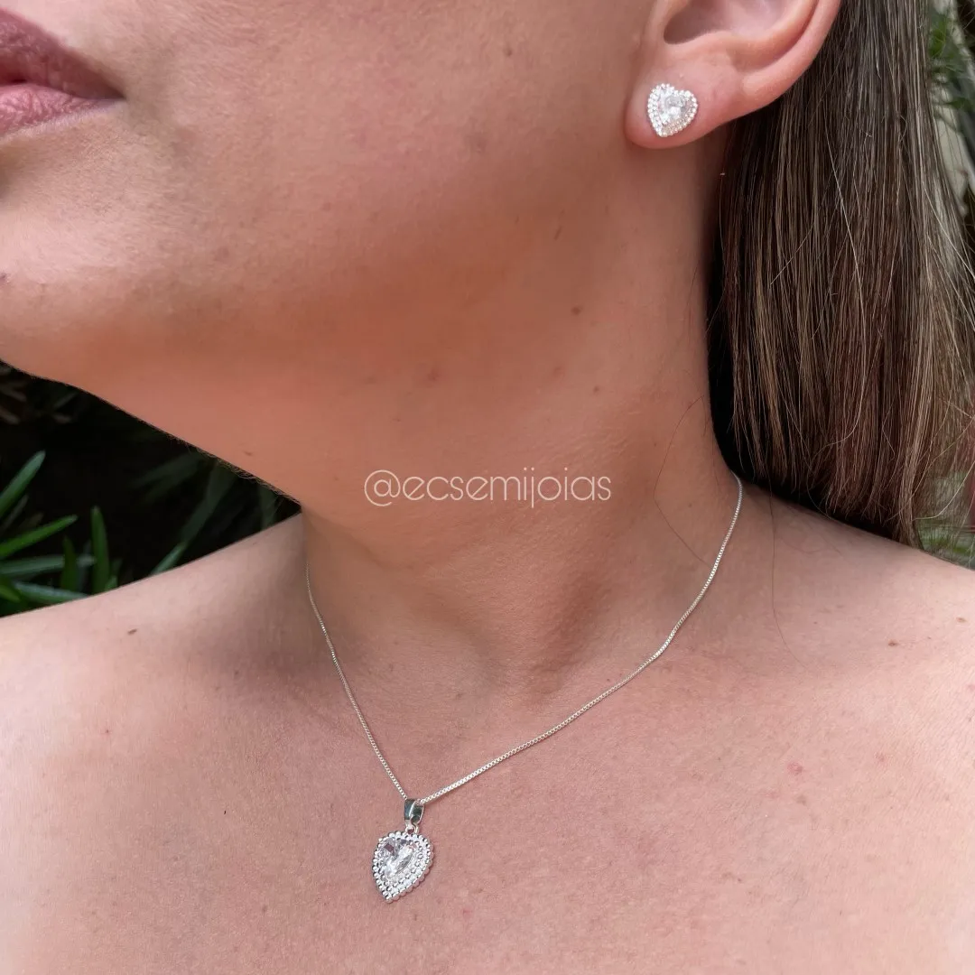 Conjunto de brinco e colar com zircônia de coração maior com bordas bombardeadas - banhado a prata 925