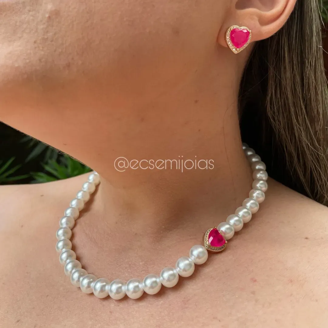 Conjunto de brinco e colar pedra natural de coração cravejado em volta com pérolas shell - 45cm - banhado a ouro 18k