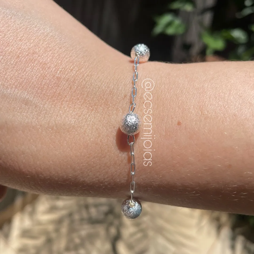 Pulseira com 4 bolas 8mm diamantadas elo cartier fino - 18,5cm - banhado a prata 925