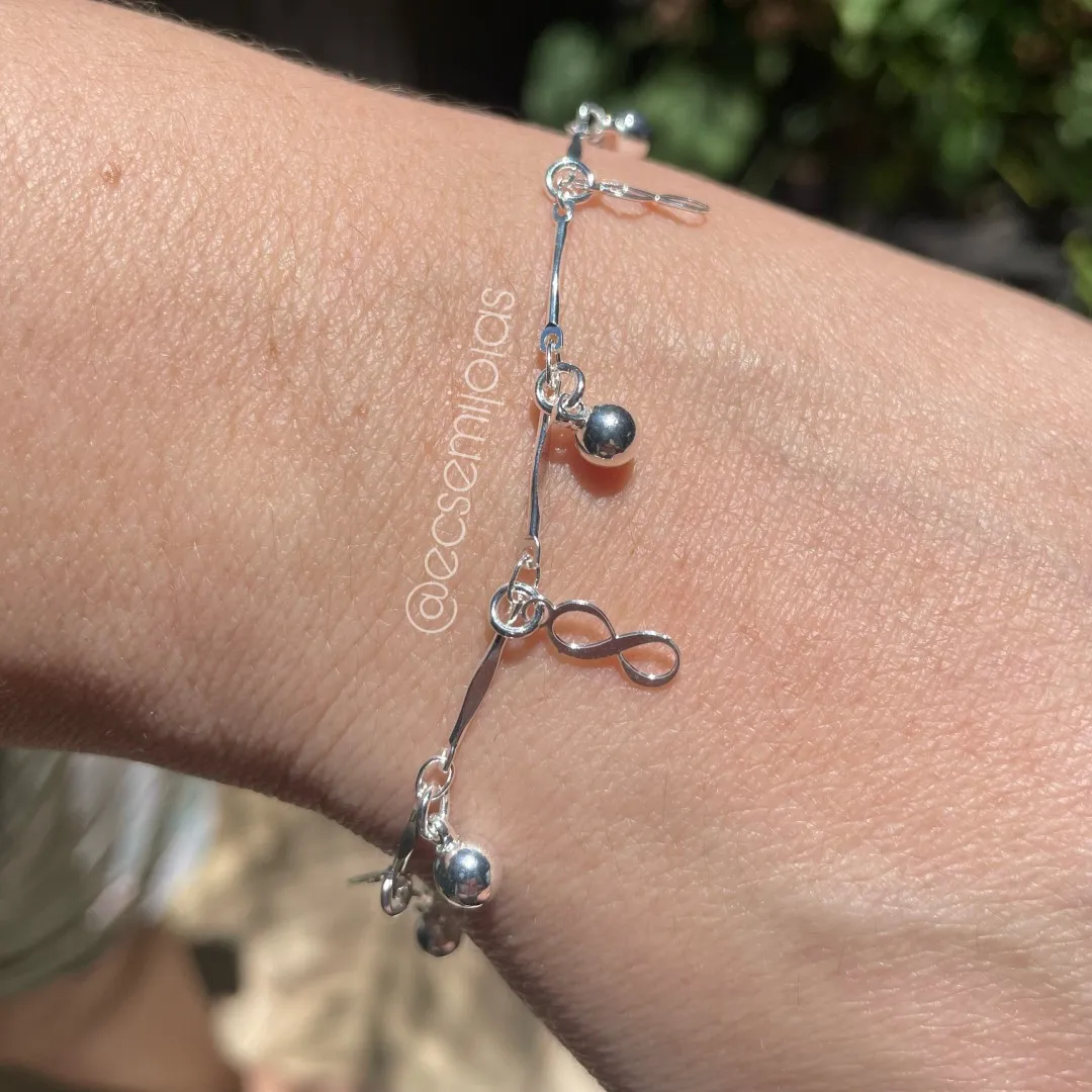 Pulseira com bolas lisas e infinitos pendurados  - 19cm + extensor - banhado a prata 925