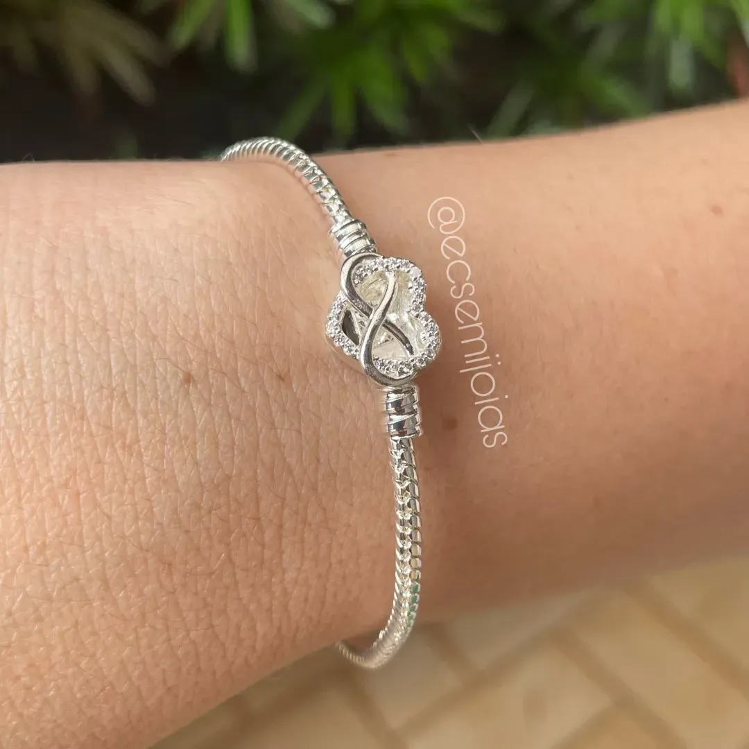 Pulseira para berloques com fecho de coração cravejado com infinito no meio - banhado a prata 925
