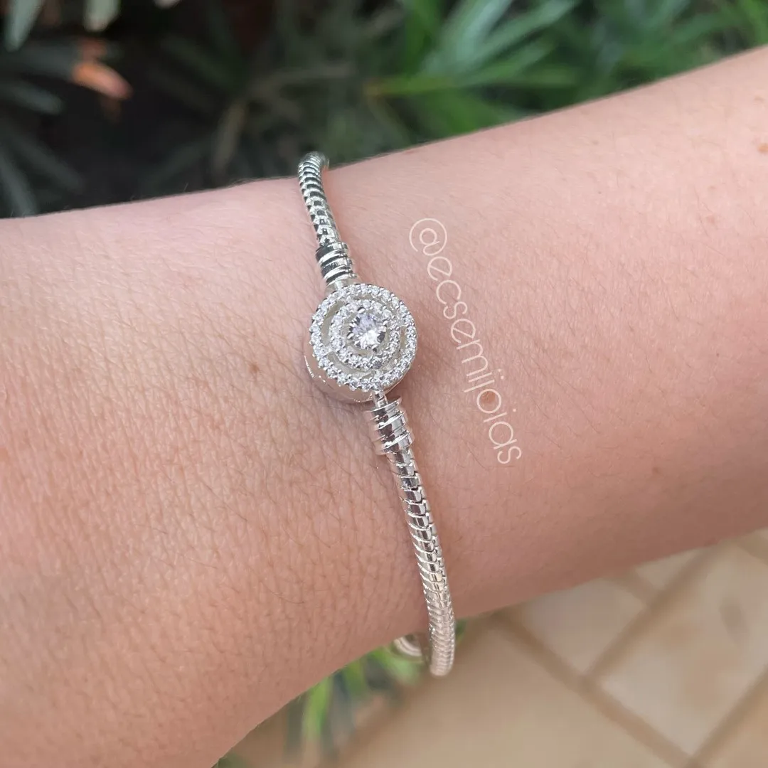 Pulseira para berloques com fecho redondo cravejado com zircônia maior no centro - banhado a prata 925