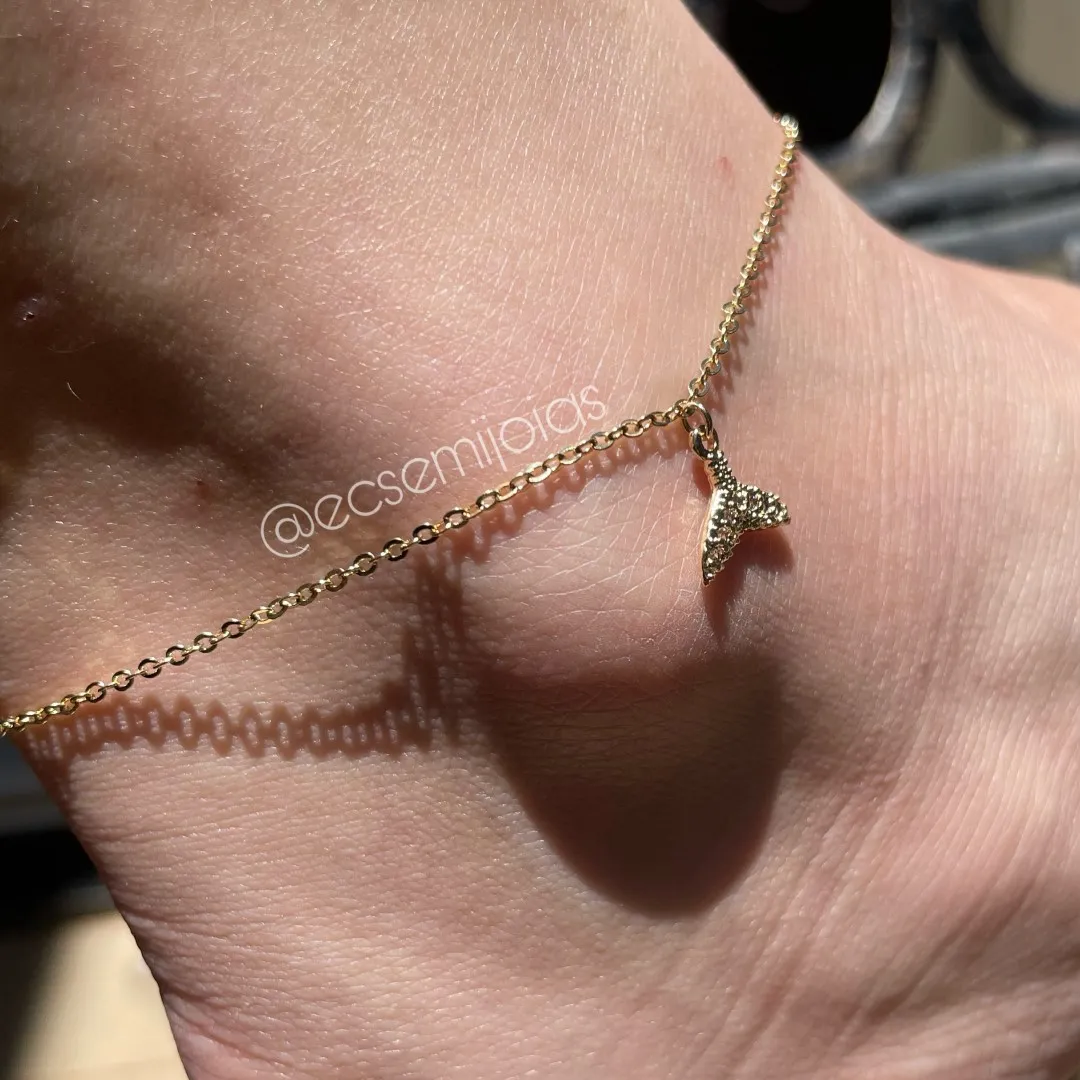 Tornozeleira com rabo de baleia cravejado - 22cm + extensor - banhado a ouro 18k