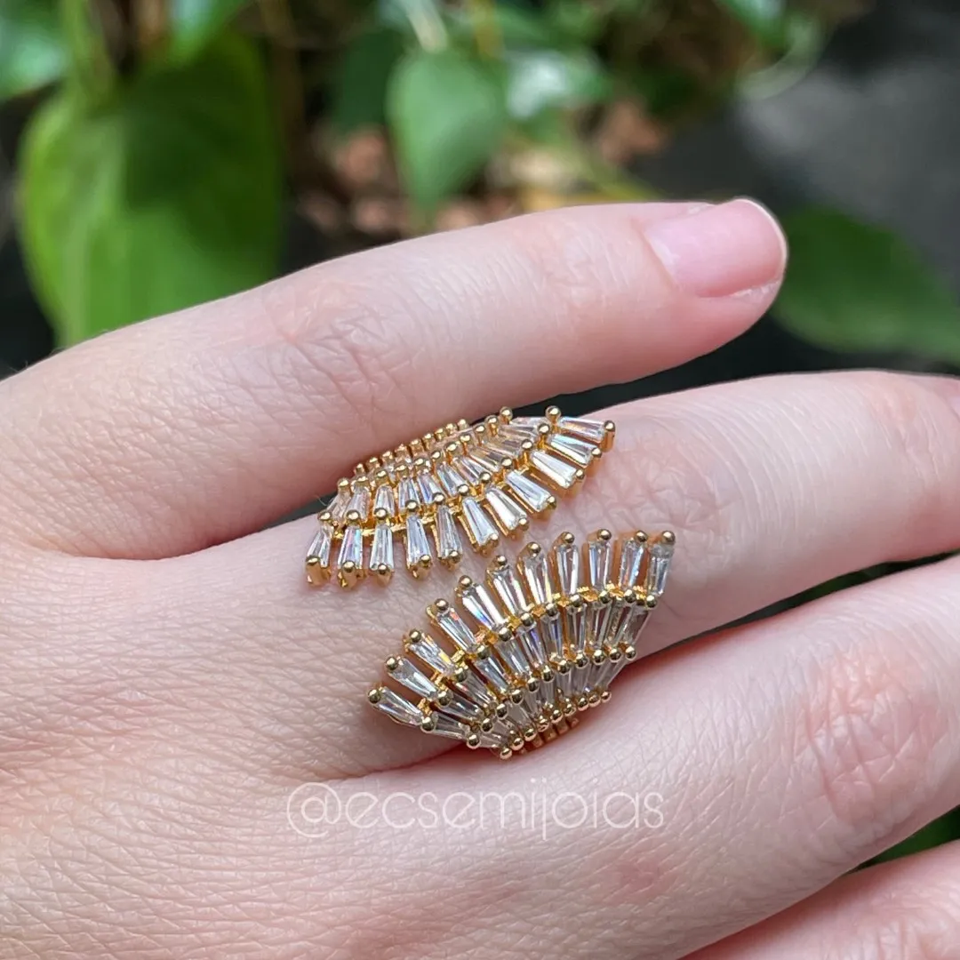 Anel com 2 leques com 4 fileiras de baguetes em cada - banhado a ouro 18k