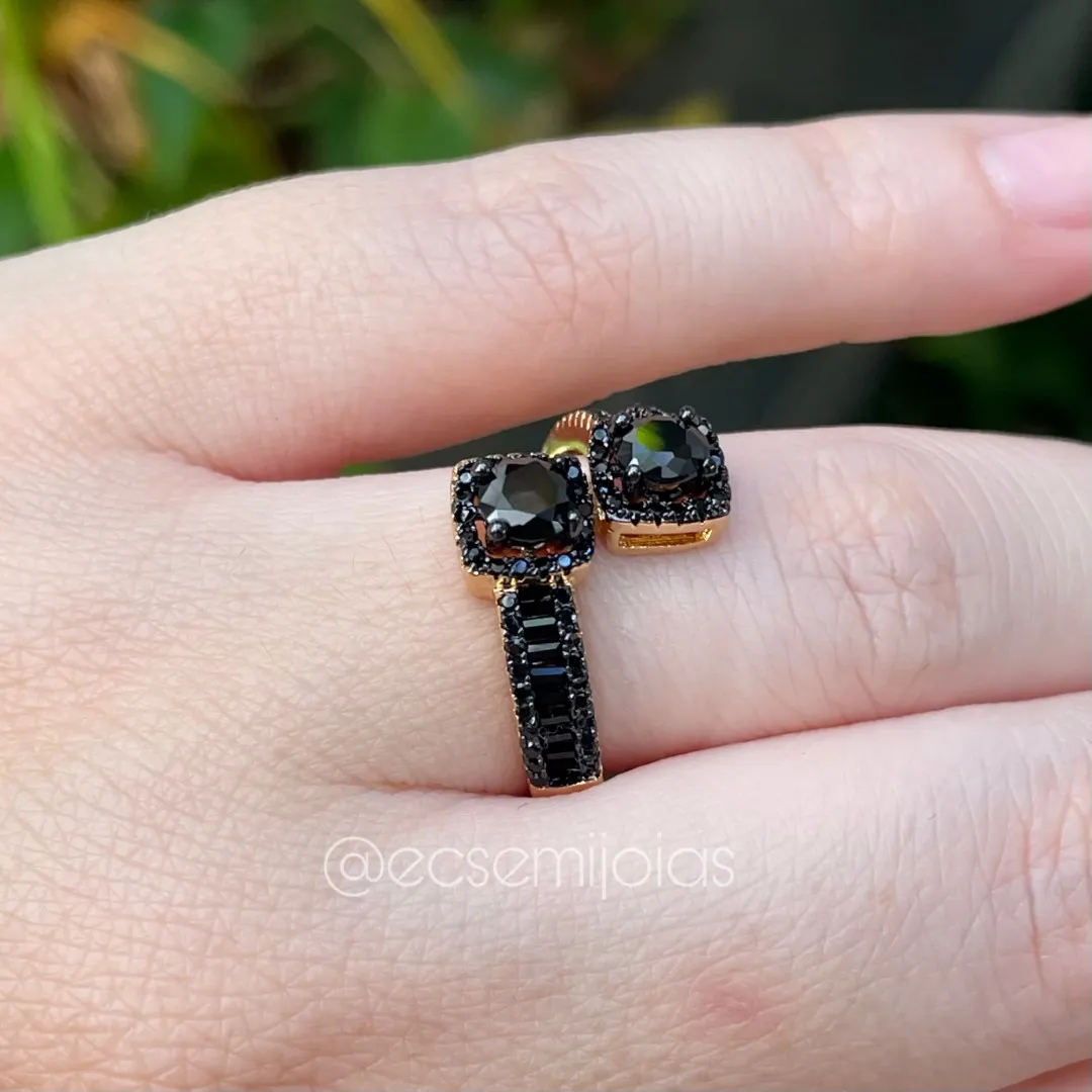 Anel com 2 pontas quadradas com zircônia maior em cada, cravejado em volta e aro com baguetes - banhado a ouro 18k