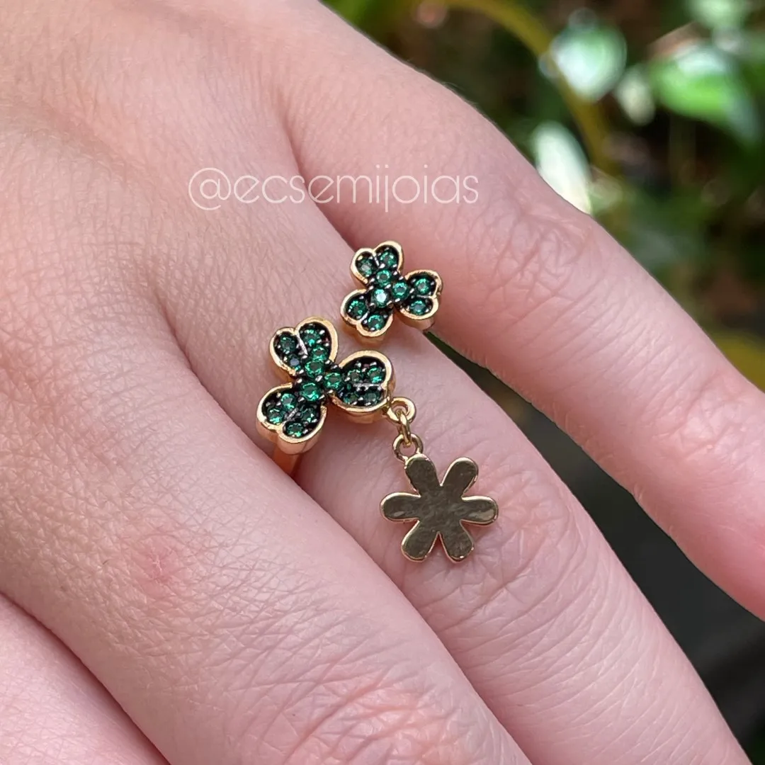 Anel com 2 trevos cravejados e florzinha lisa pendurada - banhado a ouro 18k