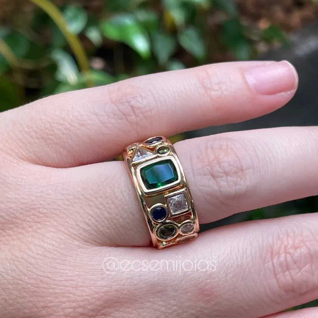 Anel com aro largo com zircônia retangular no centro e zircônias variadas nas laterais vazadas  - banhado a ouro 18k