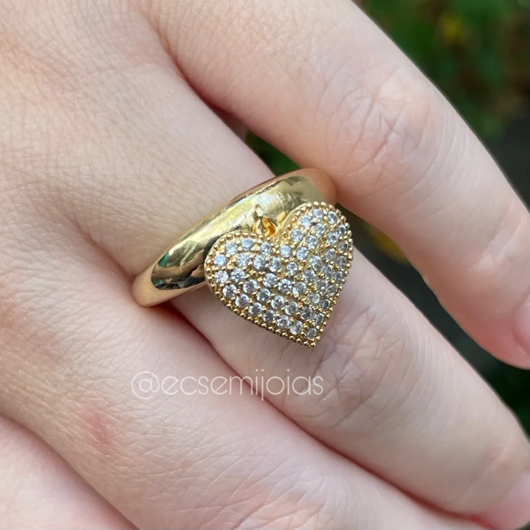 Anel com coração cravejado pendurado e aro liso  - banhado a ouro 18k